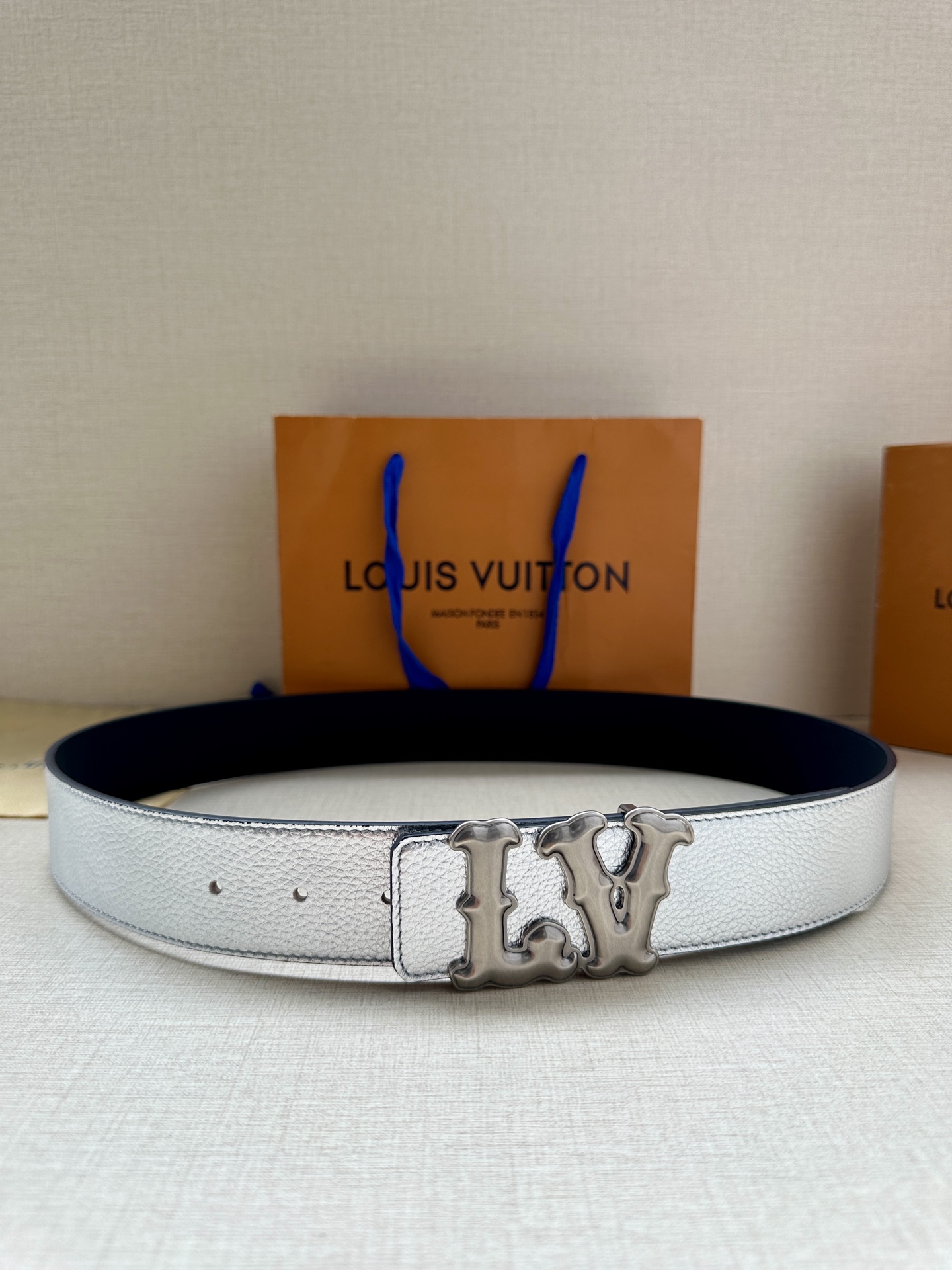 Louis Vuitton 4.0cm宽版皮带 荔枝纹双面可选。古金经典LV扣头 古白标志性设计，尽显大