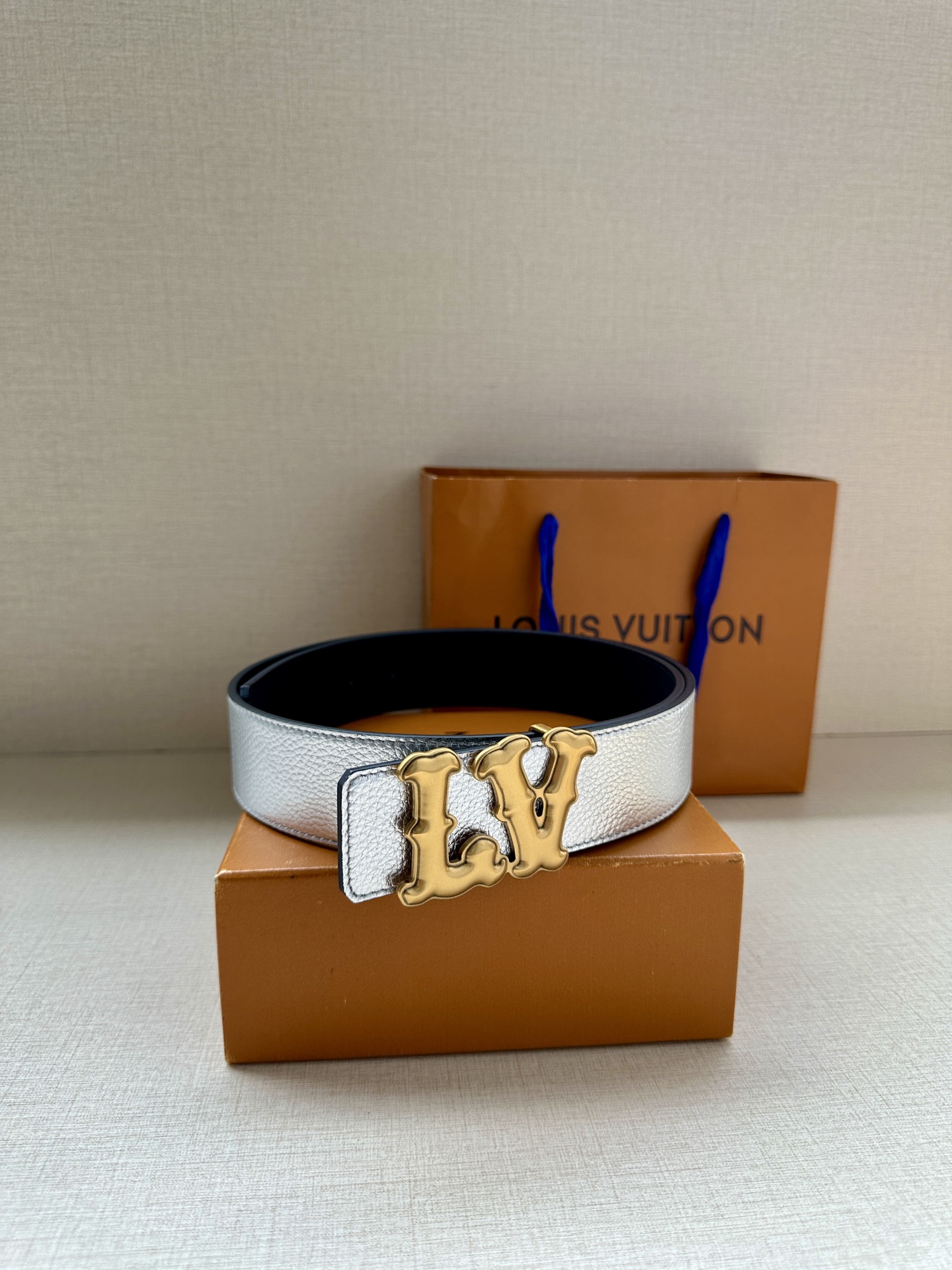 Louis Vuitton 4.0cm宽版皮带 荔枝纹双面可选。古金经典LV扣头 古白标志性设计，尽显大