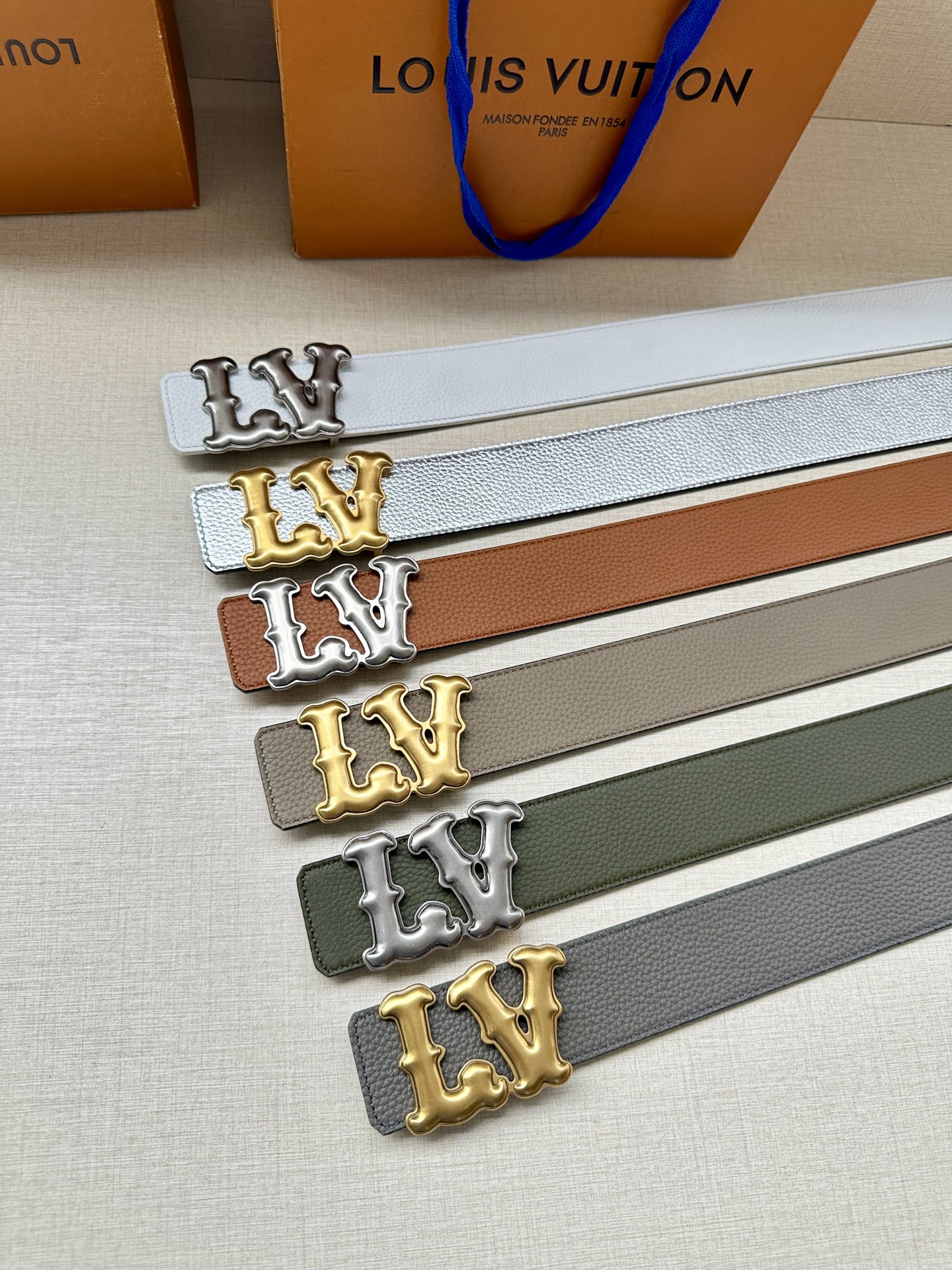 Louis Vuitton 4.0cm宽版皮带 荔枝纹双面可选。古金经典LV扣头 古白标志性设计，尽显大