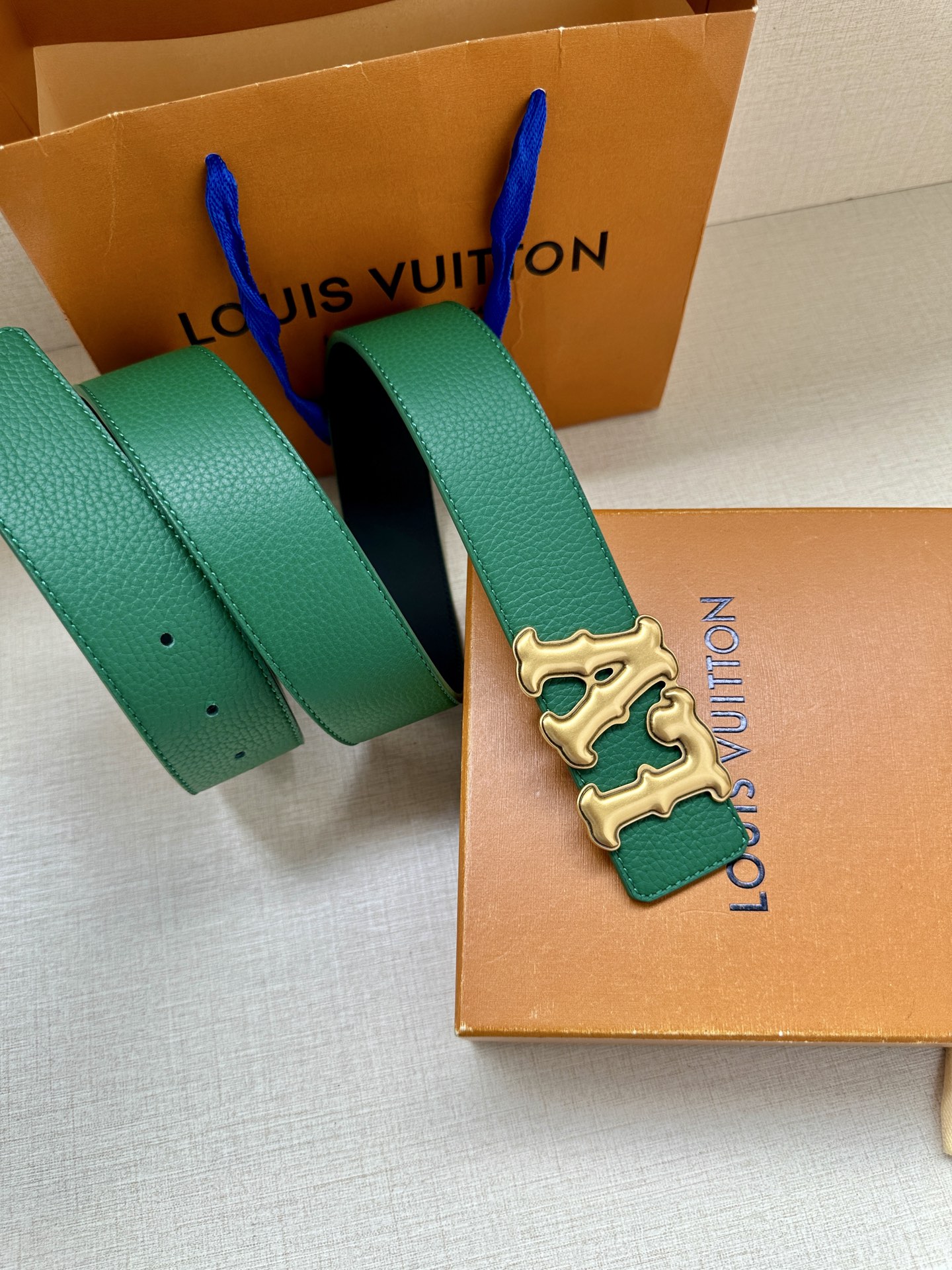 Louis Vuitton 4.0cm宽版皮带 荔枝纹双面可选。古金经典LV扣头 古白标志性设计，尽显大