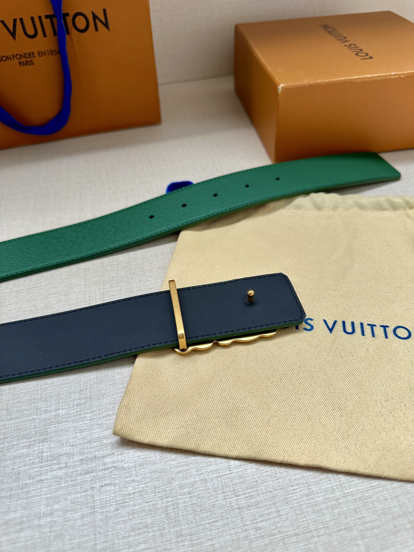 Louis Vuitton 4.0cm宽版皮带 荔枝纹双面可选。古金经典LV扣头 古白标志性设计，尽显大