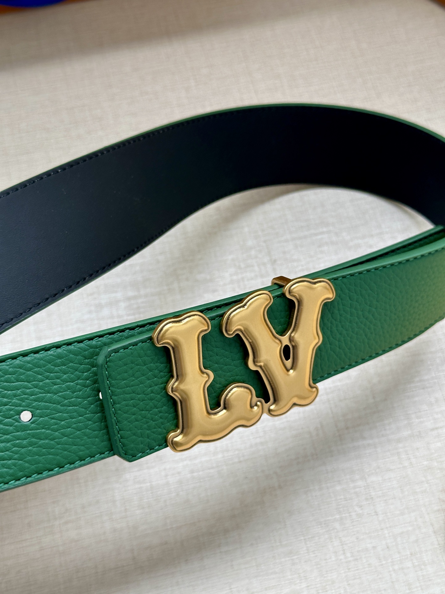 Louis Vuitton 4.0cm宽版皮带 荔枝纹双面可选。古金经典LV扣头 古白标志性设计，尽显大