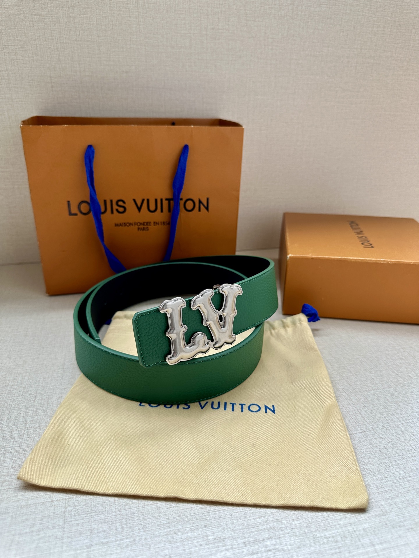 Louis Vuitton 4.0cm宽版皮带 荔枝纹双面可选。古金经典LV扣头 古白标志性设计，尽显大