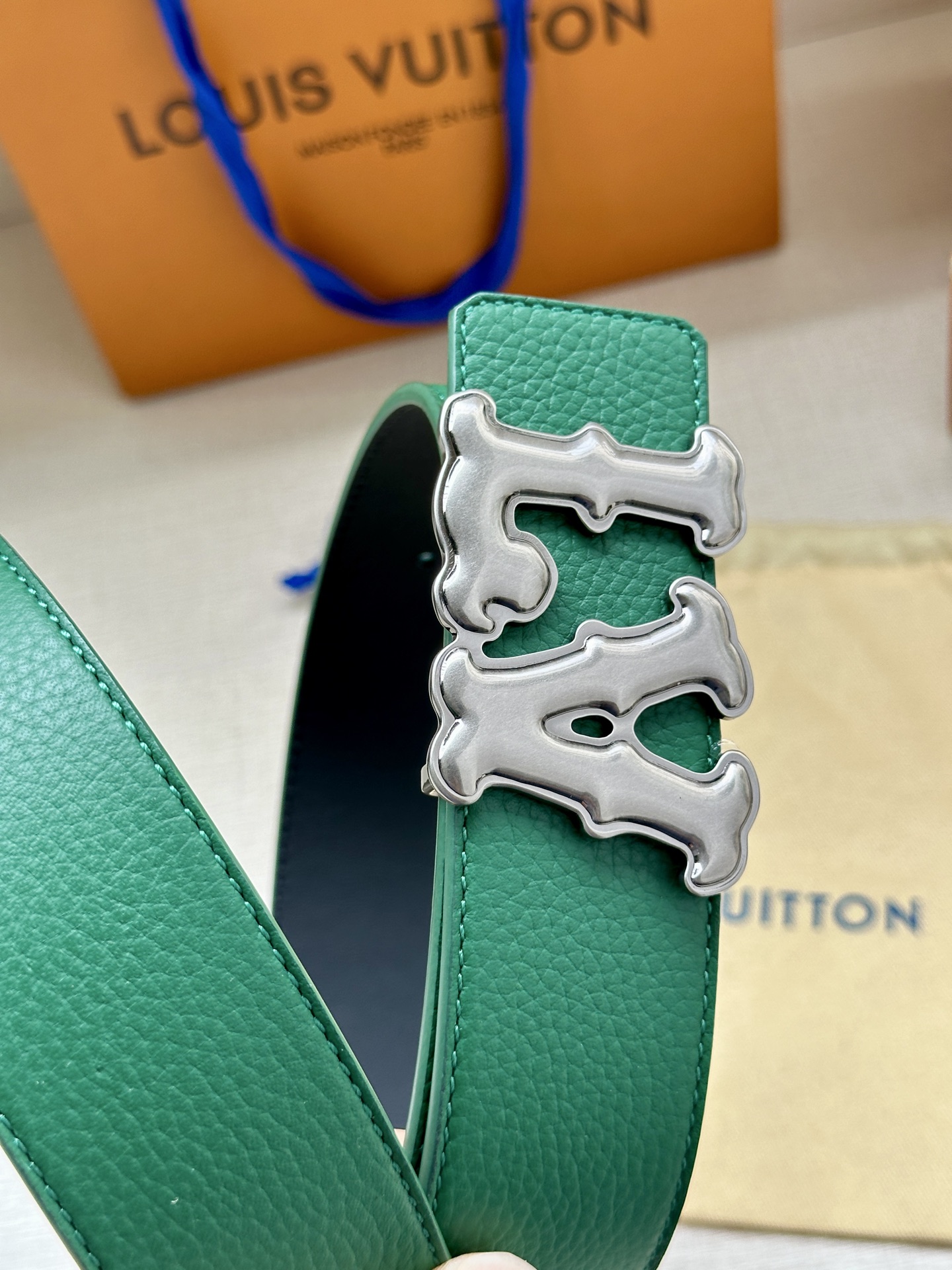 Louis Vuitton 4.0cm宽版皮带 荔枝纹双面可选。古金经典LV扣头 古白标志性设计，尽显大