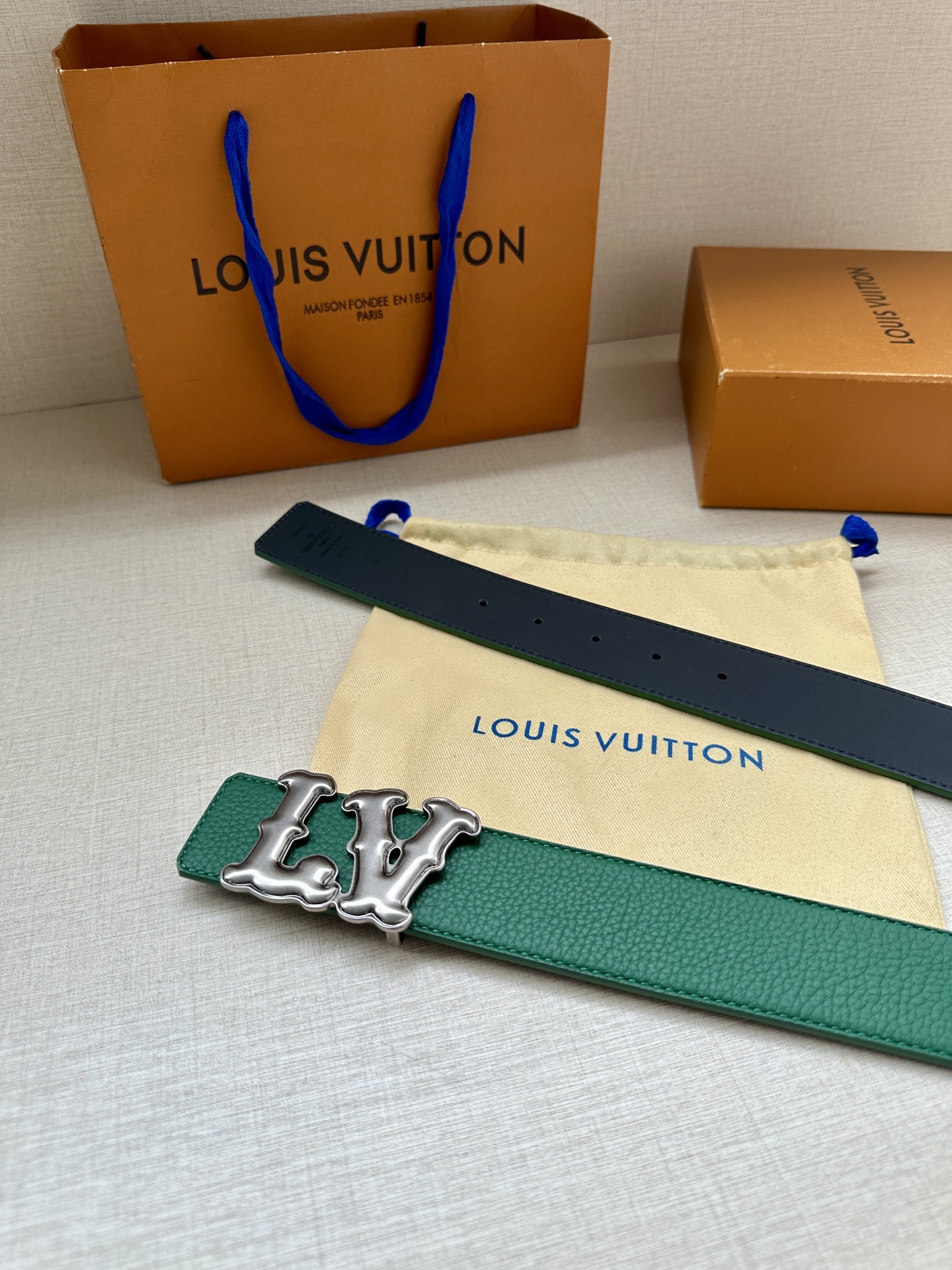 Louis Vuitton 4.0cm宽版皮带 荔枝纹双面可选。古金经典LV扣头 古白标志性设计，尽显大