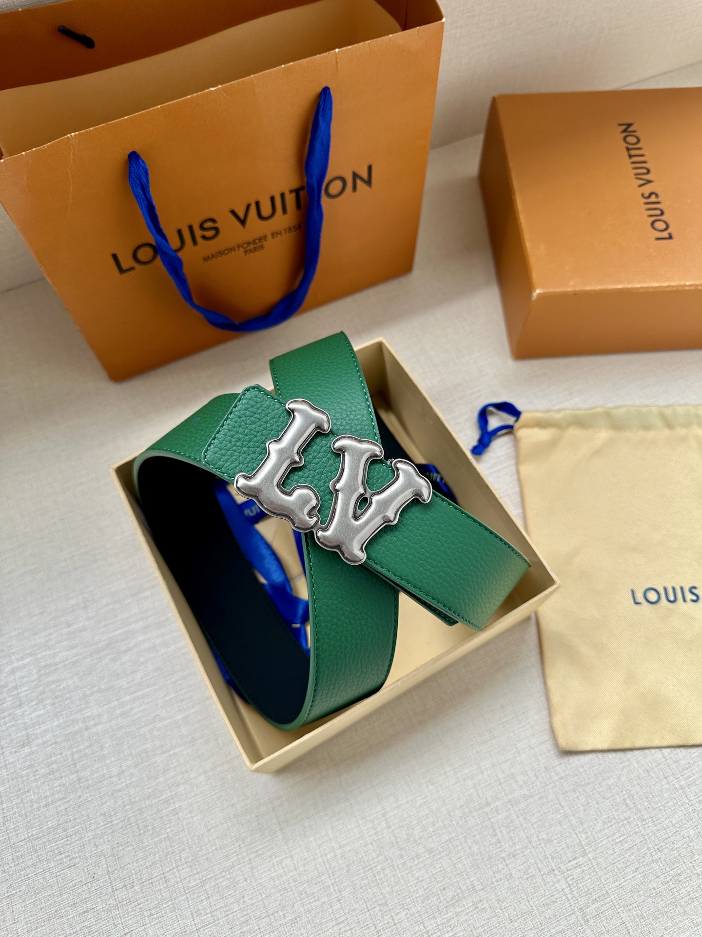 Louis Vuitton 4.0cm宽版皮带 荔枝纹双面可选。古金经典LV扣头 古白标志性设计，尽显大