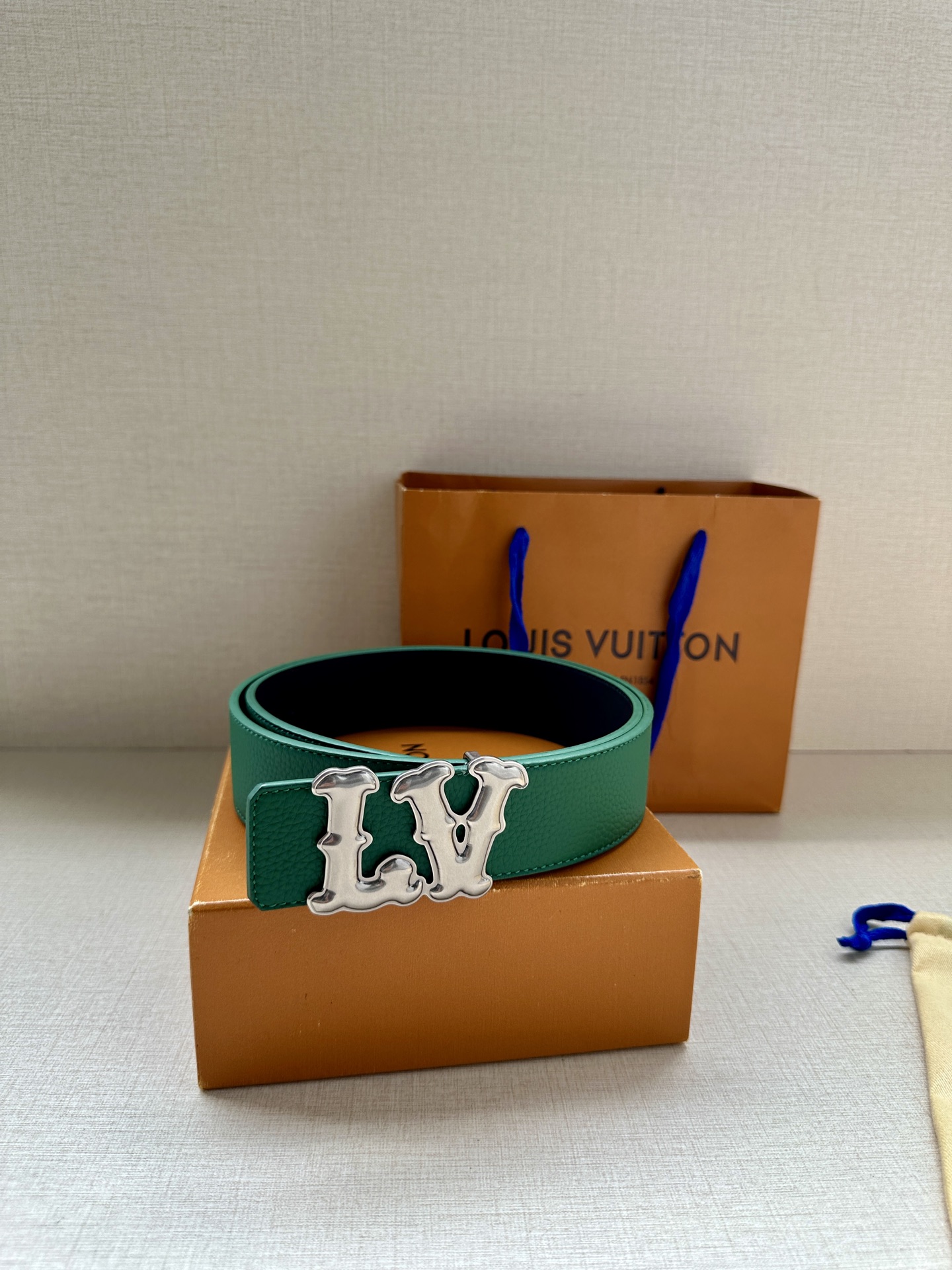 Louis Vuitton 4.0cm宽版皮带 荔枝纹双面可选。古金经典LV扣头 古白标志性设计，尽显大