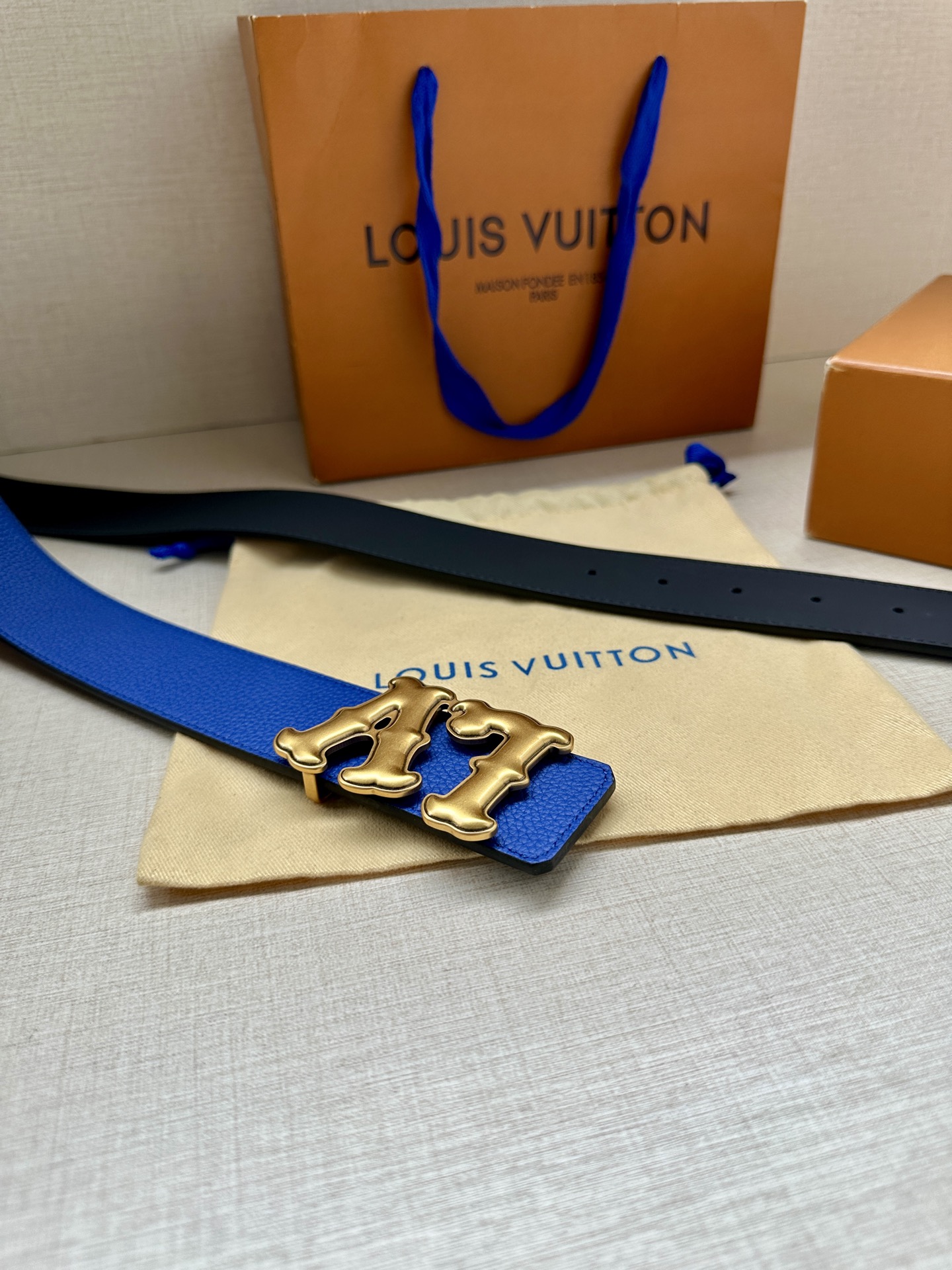 Louis Vuitton 4.0cm宽版皮带 荔枝纹双面可选。古金经典LV扣头 古白标志性设计，尽显大