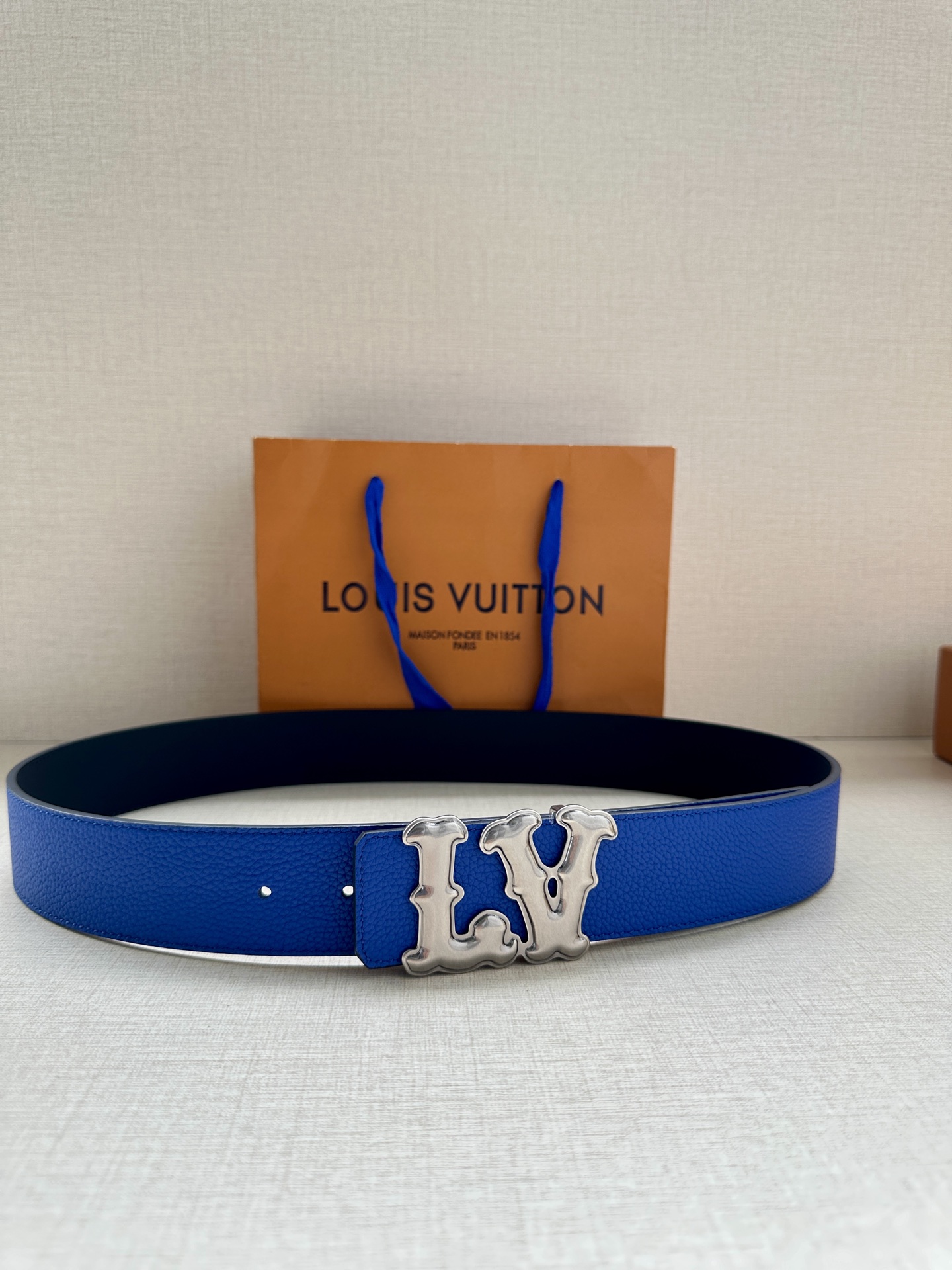 Louis Vuitton 4.0cm宽版皮带 荔枝纹双面可选。古金经典LV扣头 古白标志性设计，尽显大