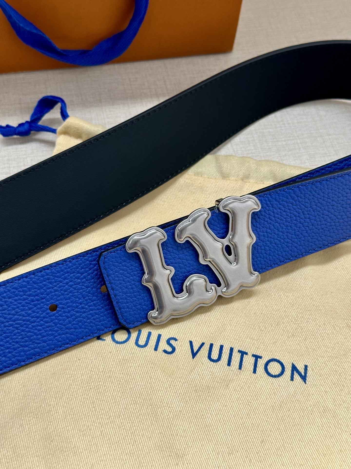 Louis Vuitton 4.0cm宽版皮带 荔枝纹双面可选。古金经典LV扣头 古白标志性设计，尽显大