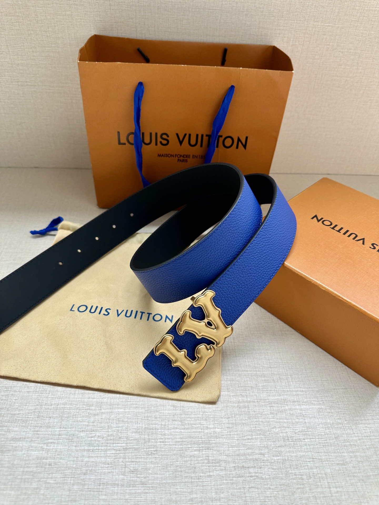 Louis Vuitton 4.0cm宽版皮带 荔枝纹双面可选。古金经典LV扣头 古白标志性设计，尽显大