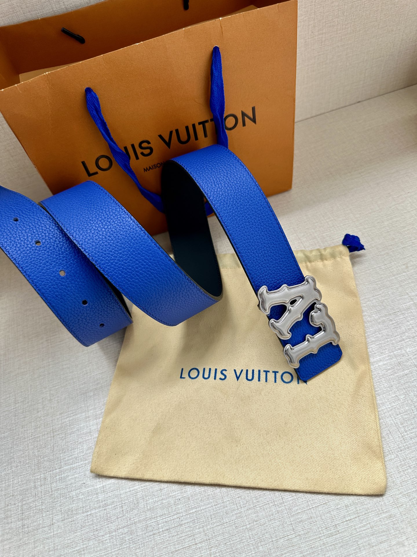 Louis Vuitton 4.0cm宽版皮带 荔枝纹双面可选。古金经典LV扣头 古白标志性设计，尽显大