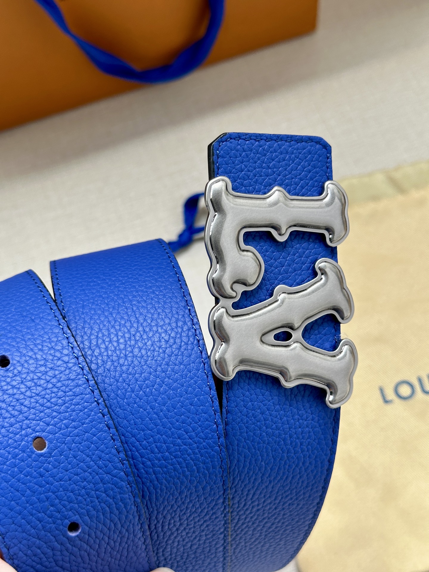 Louis Vuitton 4.0cm宽版皮带 荔枝纹双面可选。古金经典LV扣头 古白标志性设计，尽显大