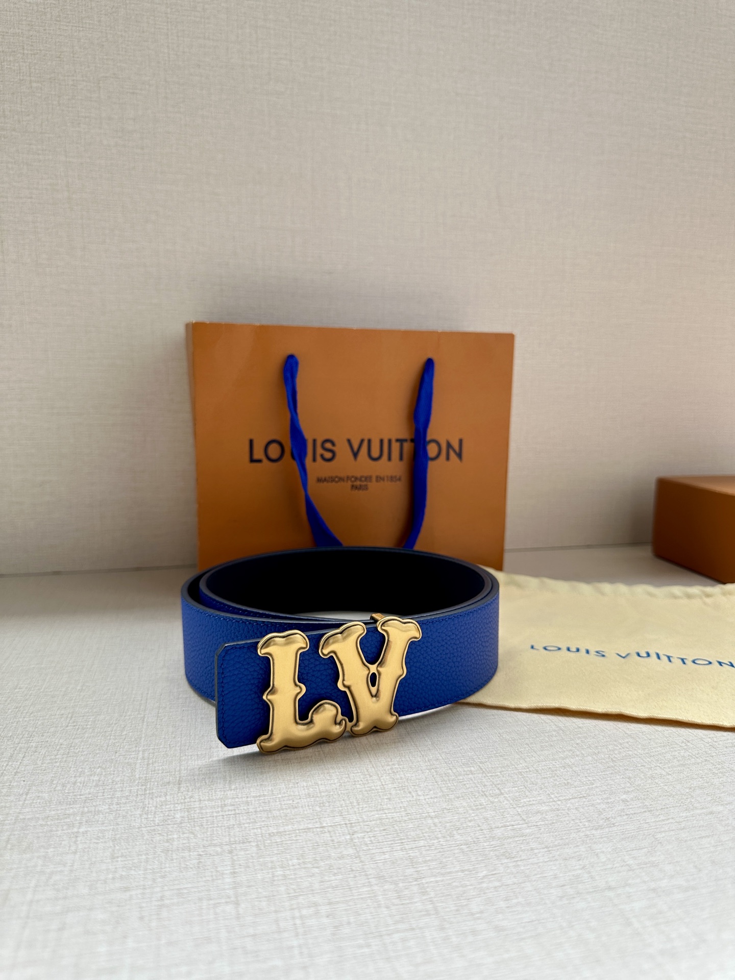 Louis Vuitton 4.0cm宽版皮带 荔枝纹双面可选。古金经典LV扣头 古白标志性设计，尽显大