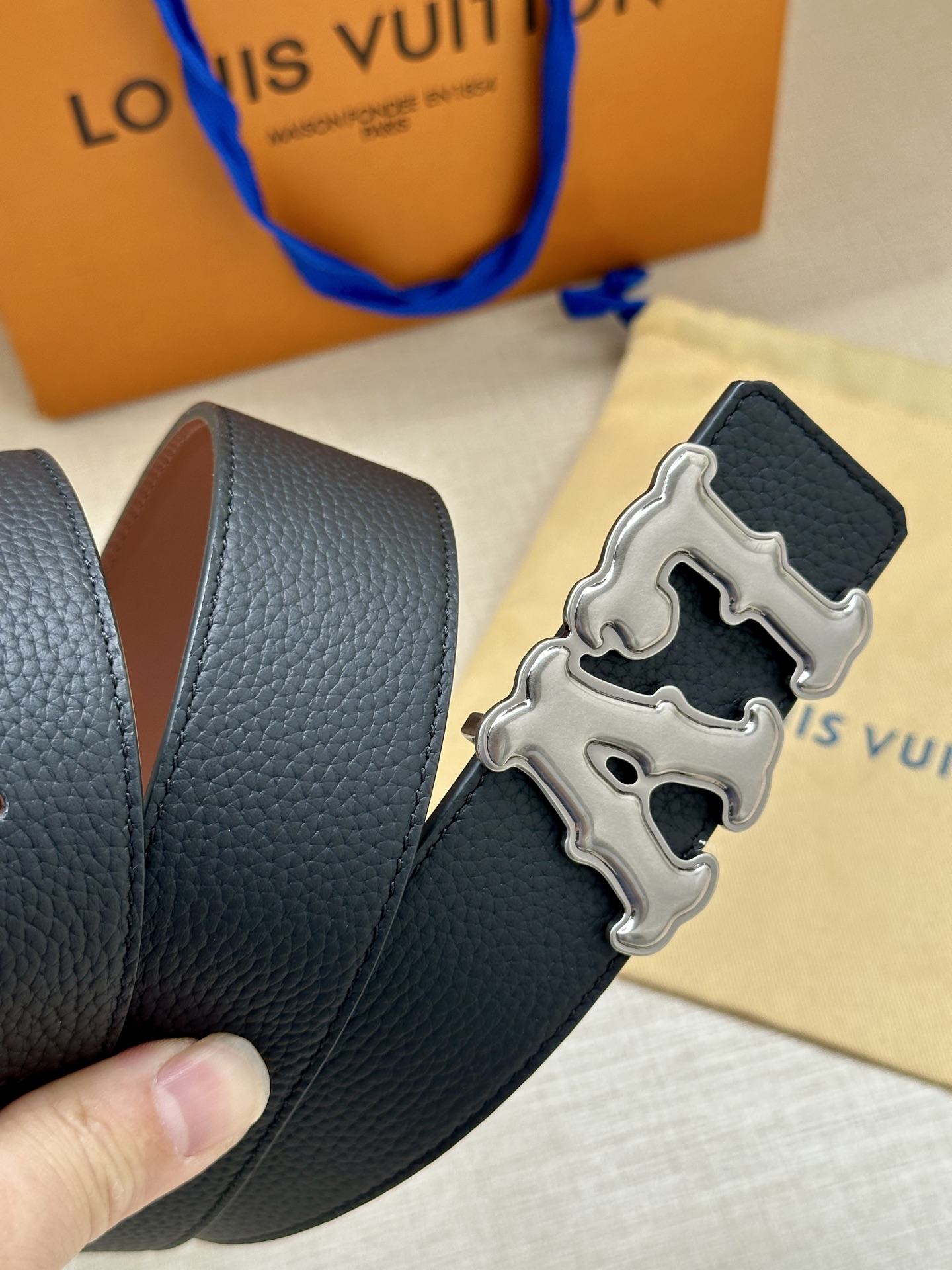 Louis Vuitton 4.0cm宽版皮带 荔枝纹双面可选。古金经典LV扣头 古白标志性设计，尽显大