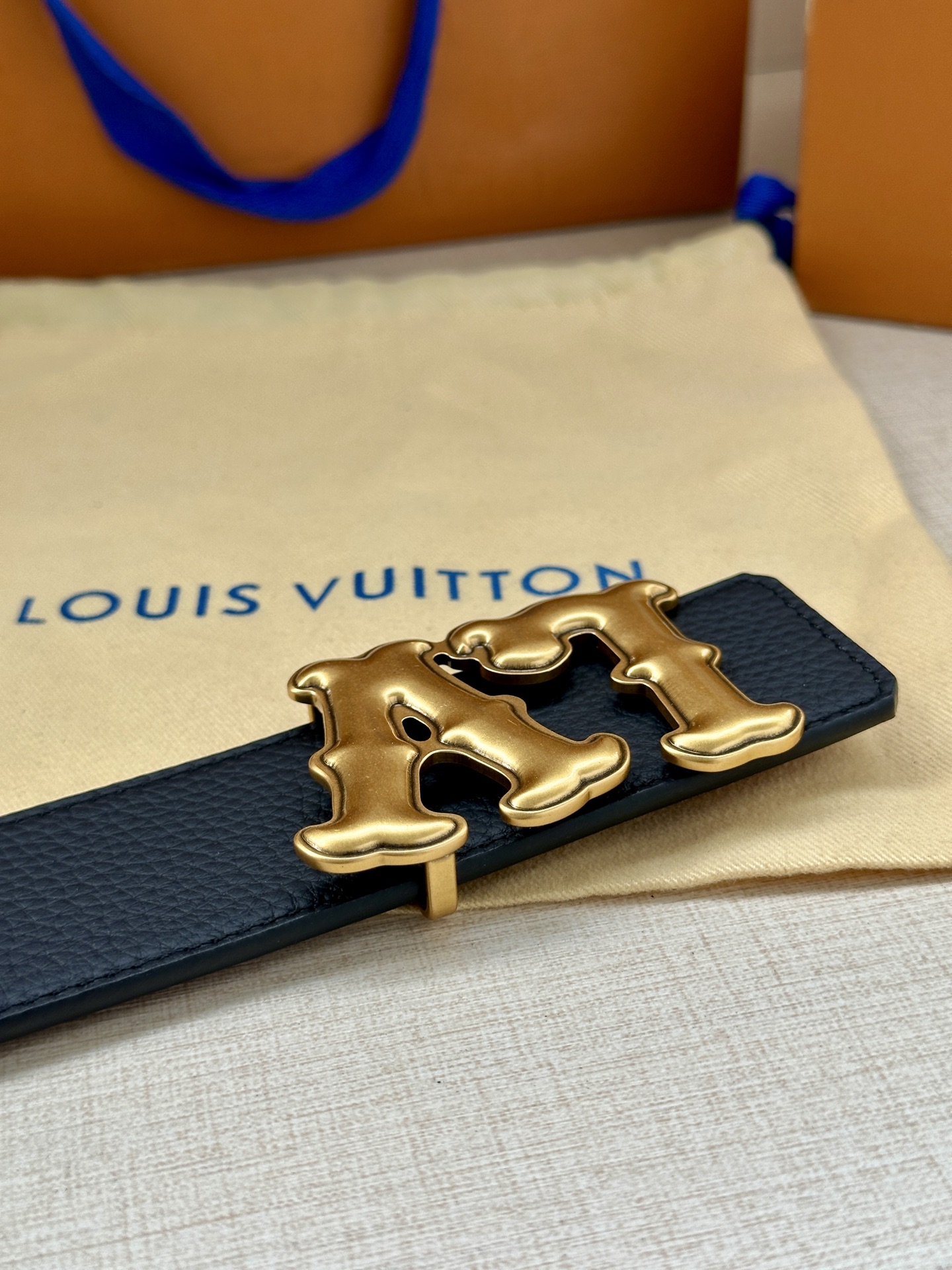 Louis Vuitton 4.0cm宽版皮带 荔枝纹双面可选。古金经典LV扣头 古白标志性设计，尽显大