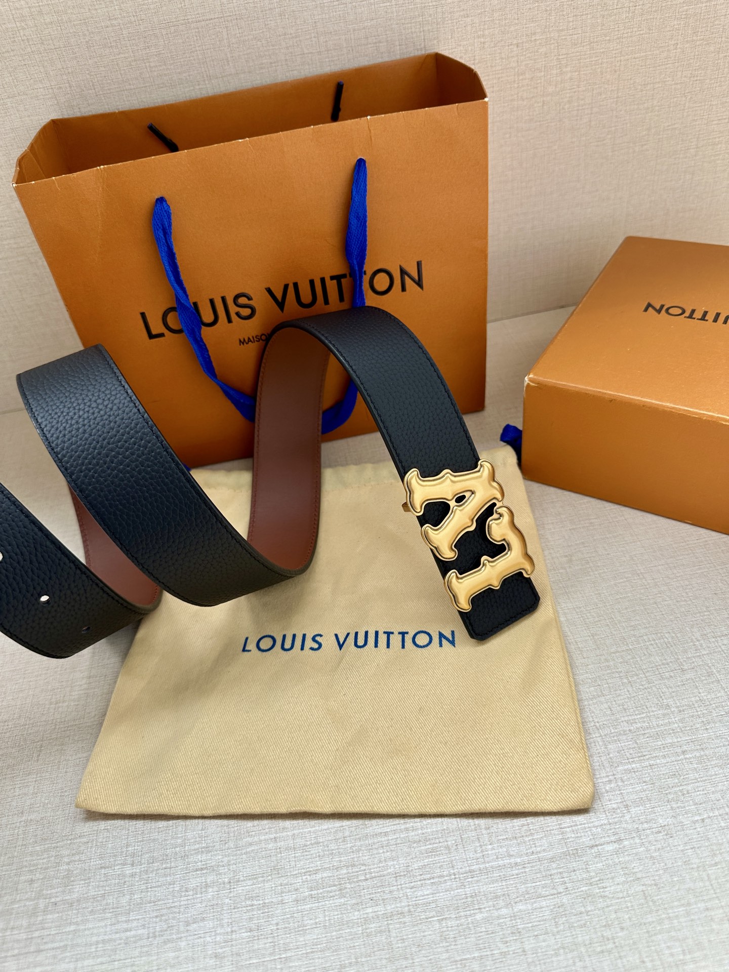 Louis Vuitton 4.0cm宽版皮带 荔枝纹双面可选。古金经典LV扣头 古白标志性设计，尽显大
