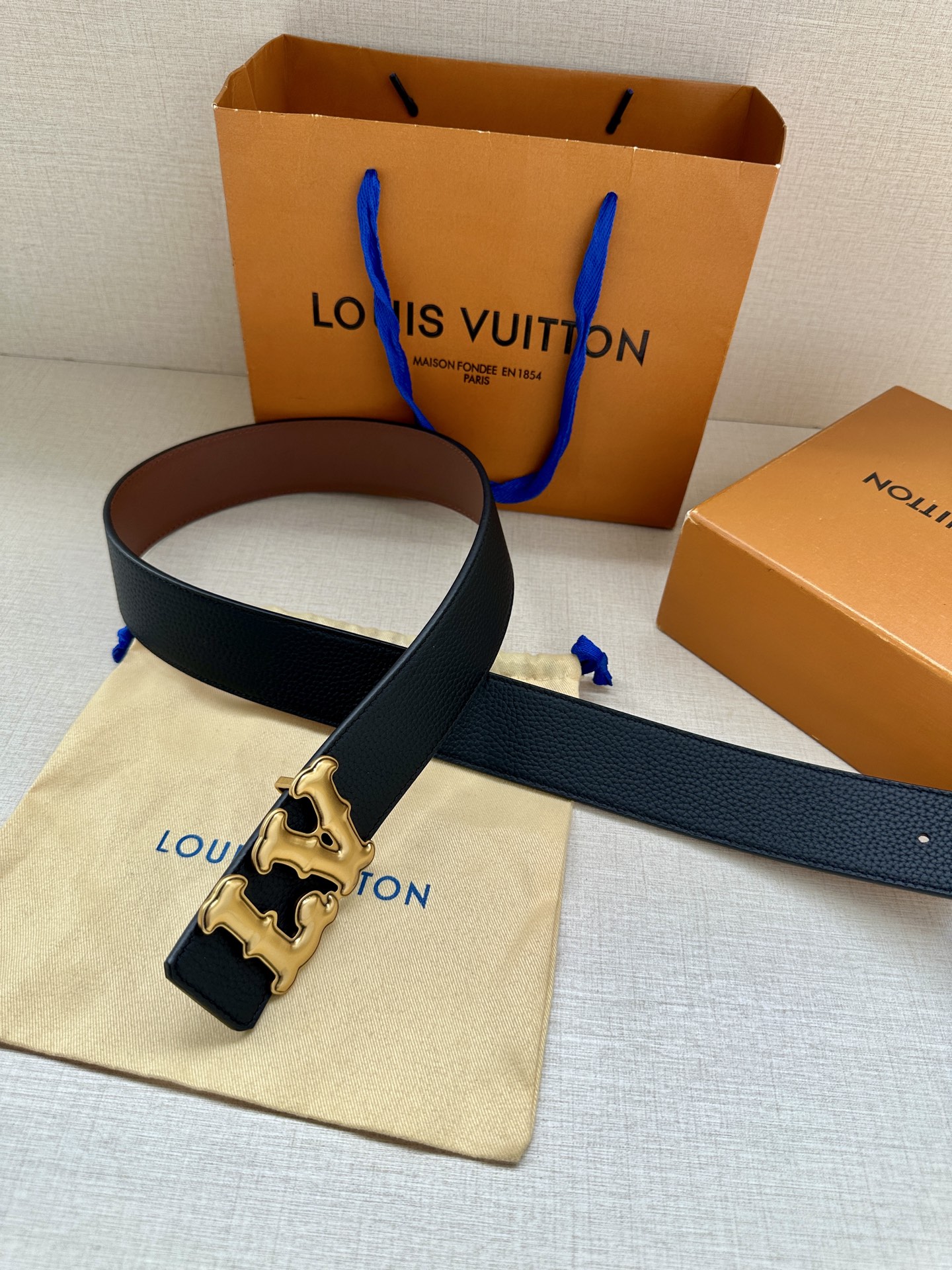 Louis Vuitton 4.0cm宽版皮带 荔枝纹双面可选。古金经典LV扣头 古白标志性设计，尽显大