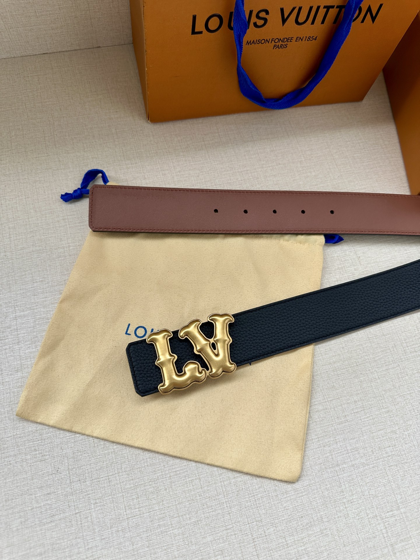 Louis Vuitton 4.0cm宽版皮带 荔枝纹双面可选。古金经典LV扣头 古白标志性设计，尽显大