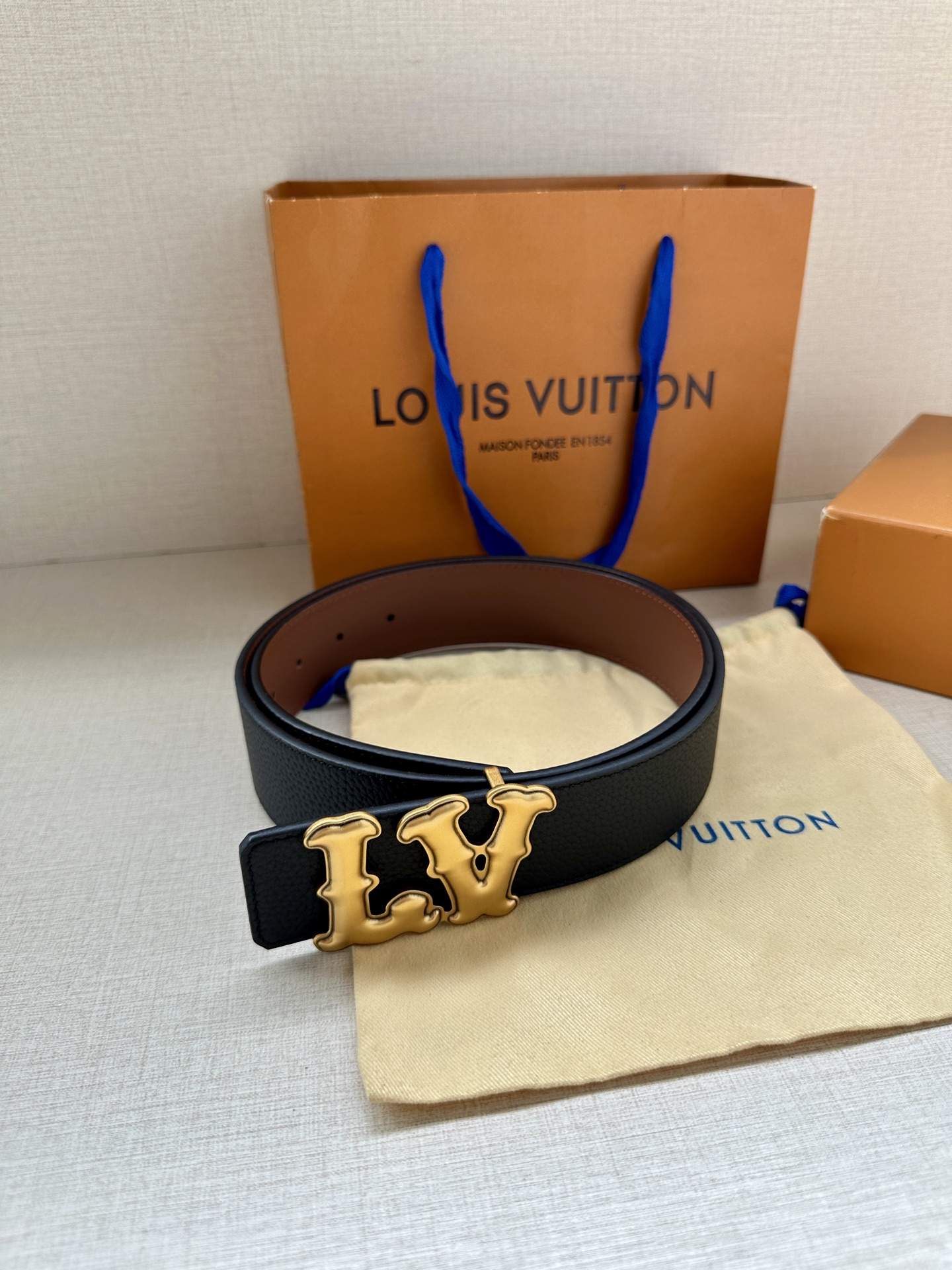 Louis Vuitton 4.0cm宽版皮带 荔枝纹双面可选。古金经典LV扣头 古白标志性设计，尽显大