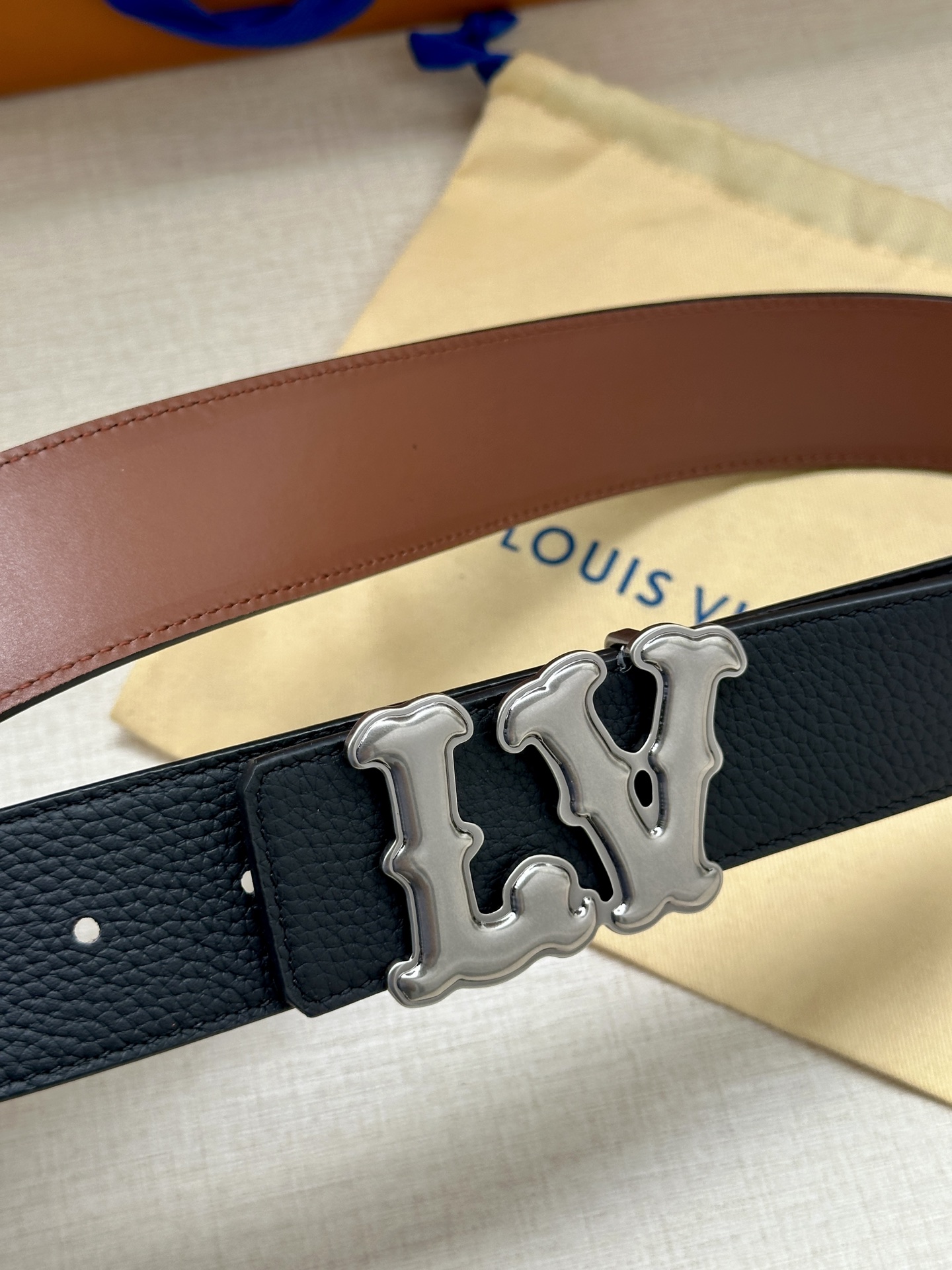 Louis Vuitton 4.0cm宽版皮带 荔枝纹双面可选。古金经典LV扣头 古白标志性设计，尽显大