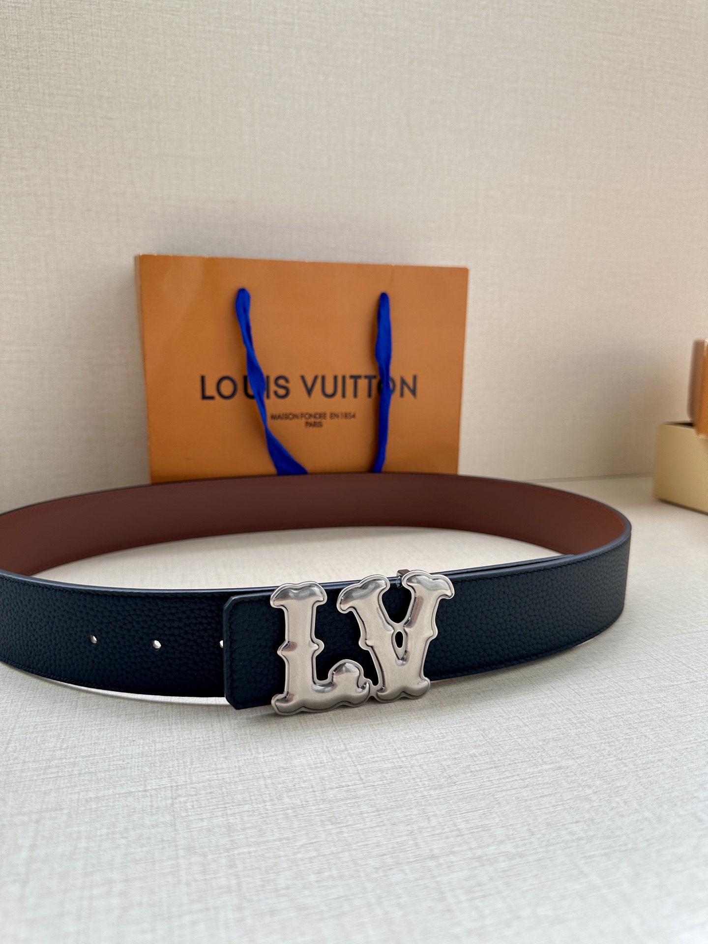 Louis Vuitton 4.0cm宽版皮带 荔枝纹双面可选。古金经典LV扣头 古白标志性设计，尽显大