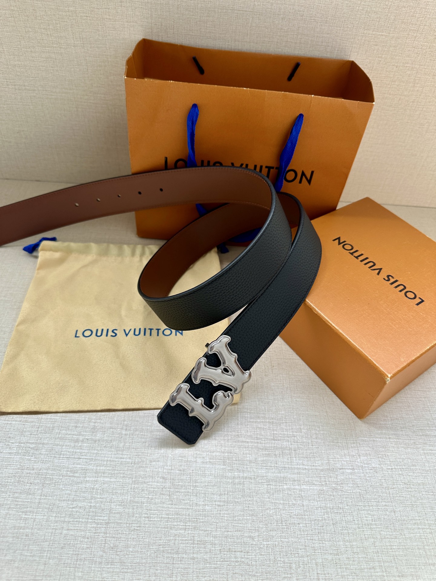 Louis Vuitton 4.0cm宽版皮带 荔枝纹双面可选。古金经典LV扣头 古白标志性设计，尽显大