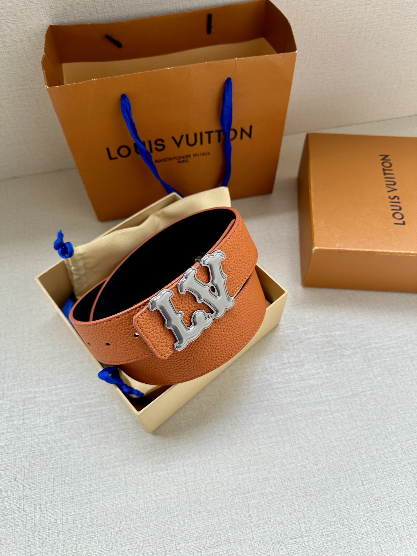 Louis Vuitton 4.0cm宽版皮带 荔枝纹双面可选。古金经典LV扣头 古白标志性设计，尽显大