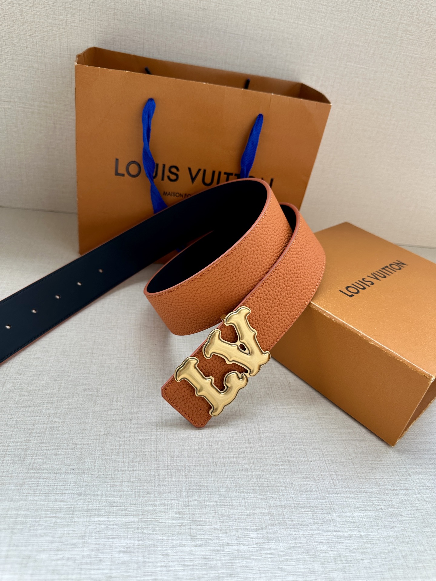 Louis Vuitton 4.0cm宽版皮带 荔枝纹双面可选。古金经典LV扣头 古白标志性设计，尽显大