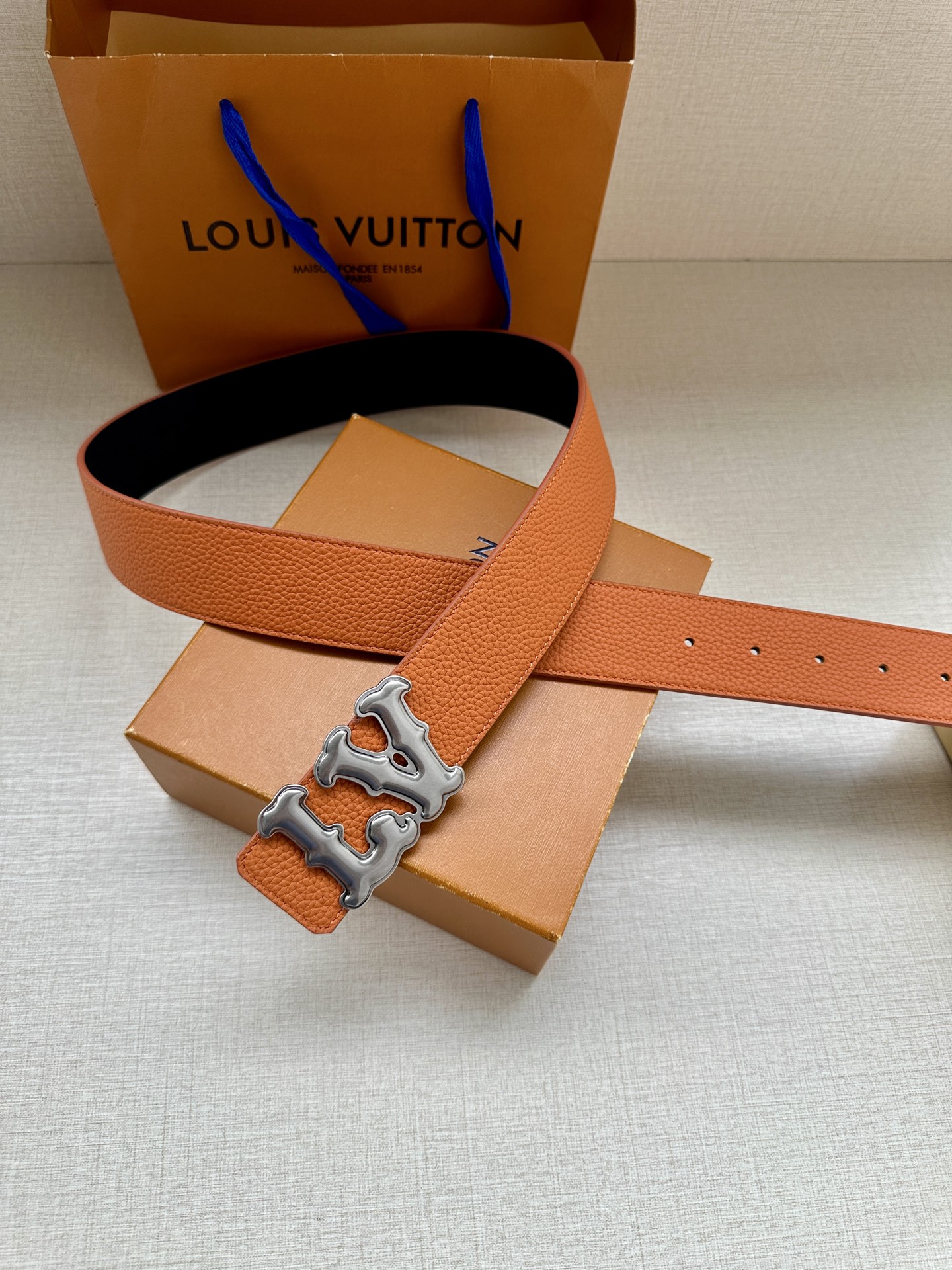 Louis Vuitton 4.0cm宽版皮带 荔枝纹双面可选。古金经典LV扣头 古白标志性设计，尽显大