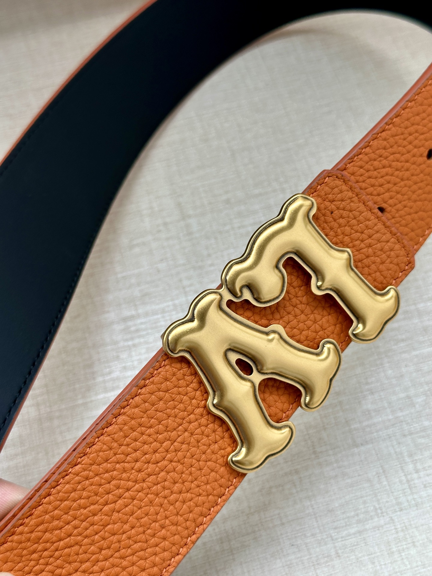 Louis Vuitton 4.0cm宽版皮带 荔枝纹双面可选。古金经典LV扣头 古白标志性设计，尽显大