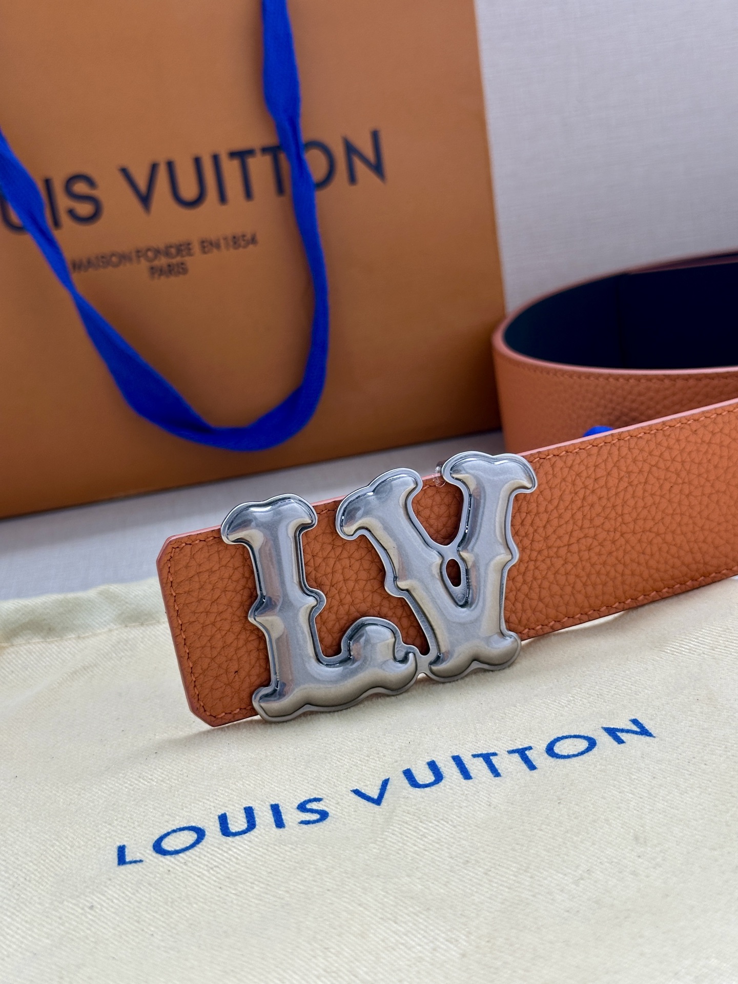 Louis Vuitton 4.0cm宽版皮带 荔枝纹双面可选。古金经典LV扣头 古白标志性设计，尽显大