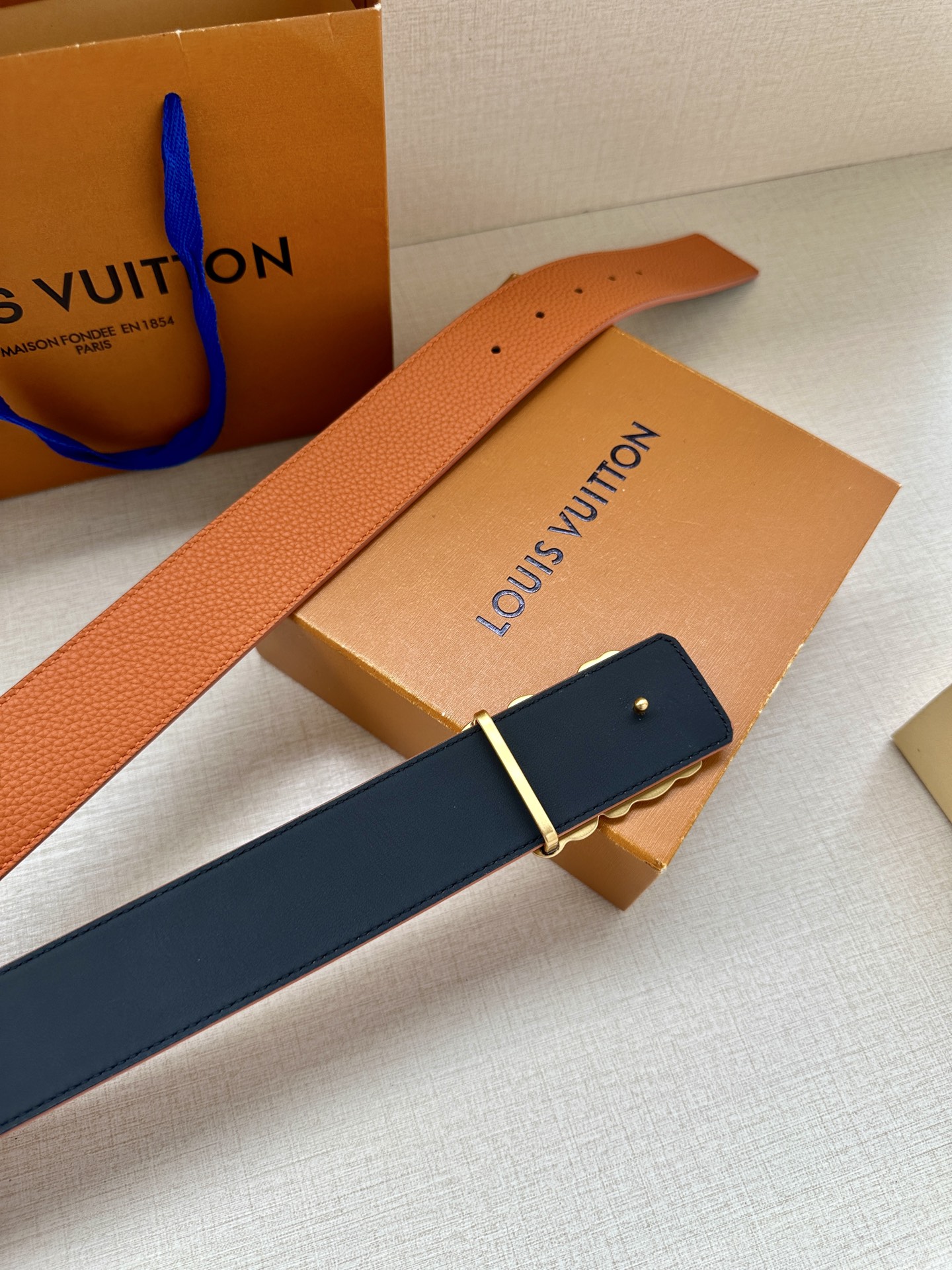 Louis Vuitton 4.0cm宽版皮带 荔枝纹双面可选。古金经典LV扣头 古白标志性设计，尽显大