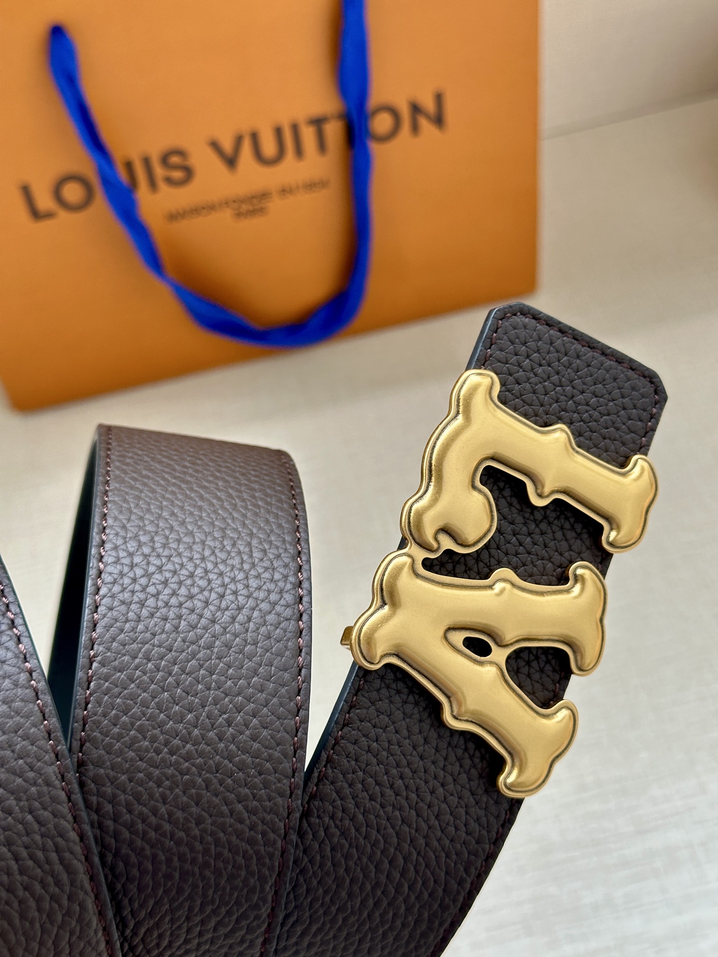 Louis Vuitton 4.0cm宽版皮带 荔枝纹双面可选。古金经典LV扣头 古白标志性设计，尽显大