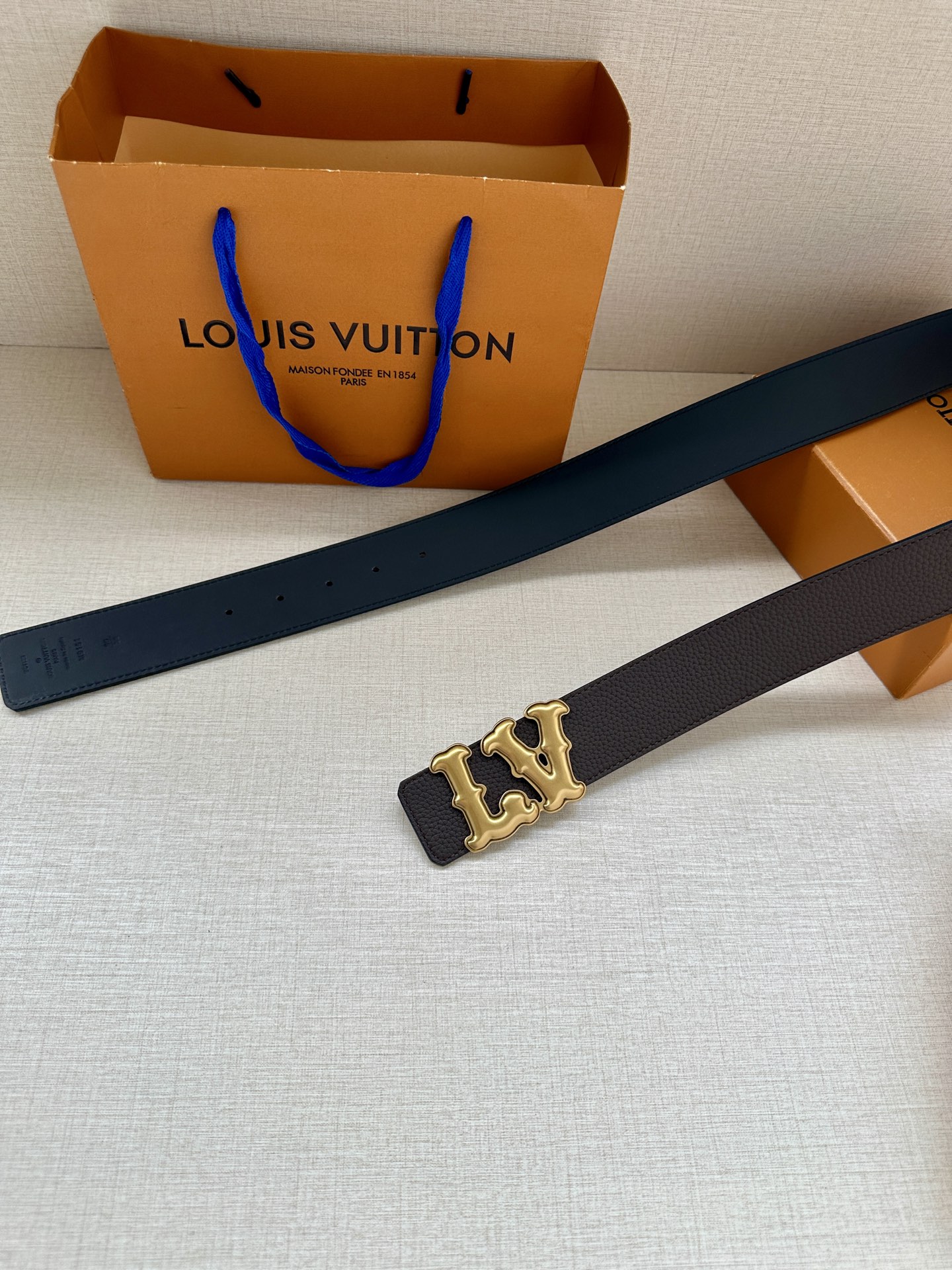 Louis Vuitton 4.0cm宽版皮带 荔枝纹双面可选。古金经典LV扣头 古白标志性设计，尽显大