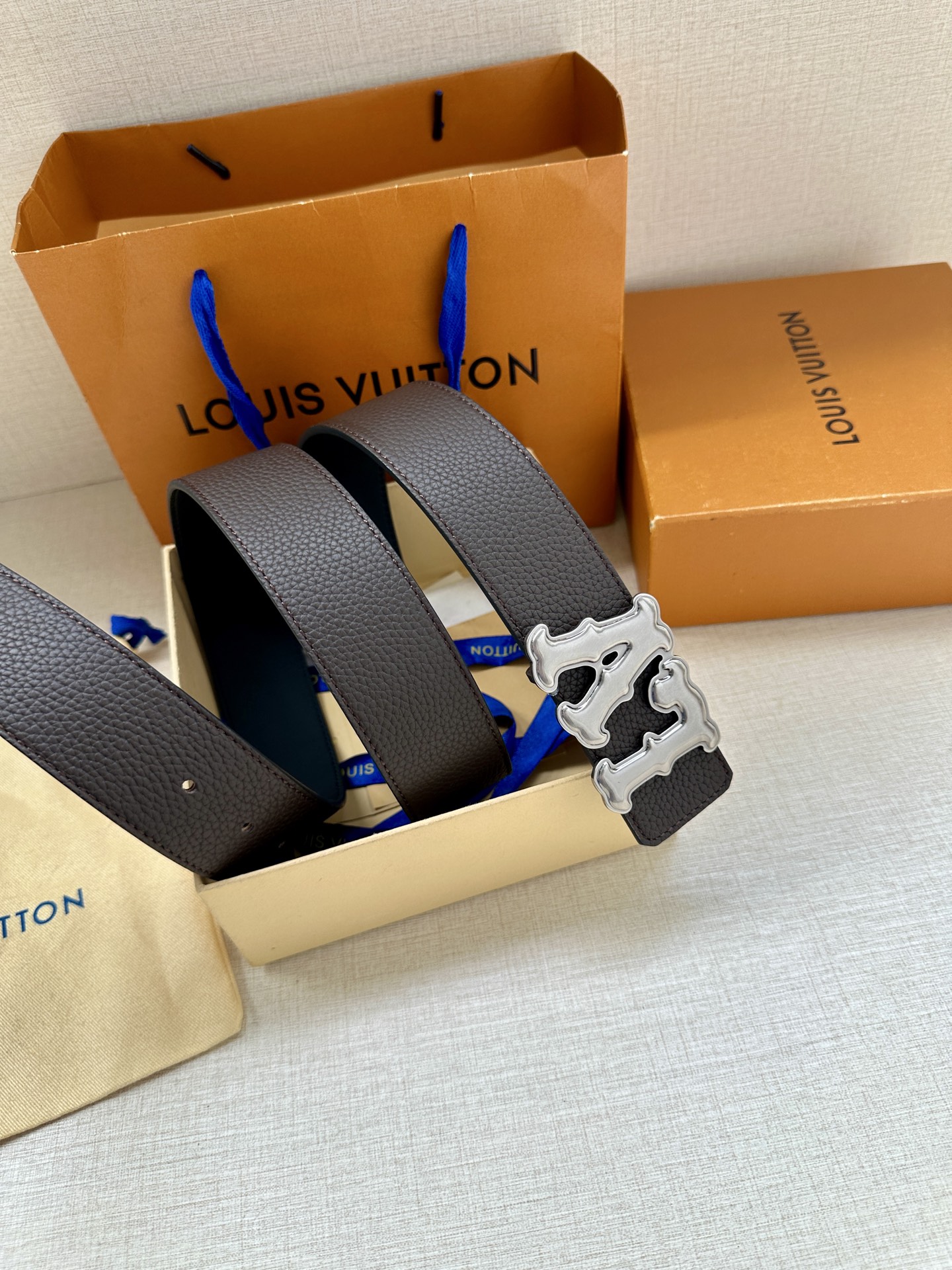 Louis Vuitton 4.0cm宽版皮带 荔枝纹双面可选。古金经典LV扣头 古白标志性设计，尽显大