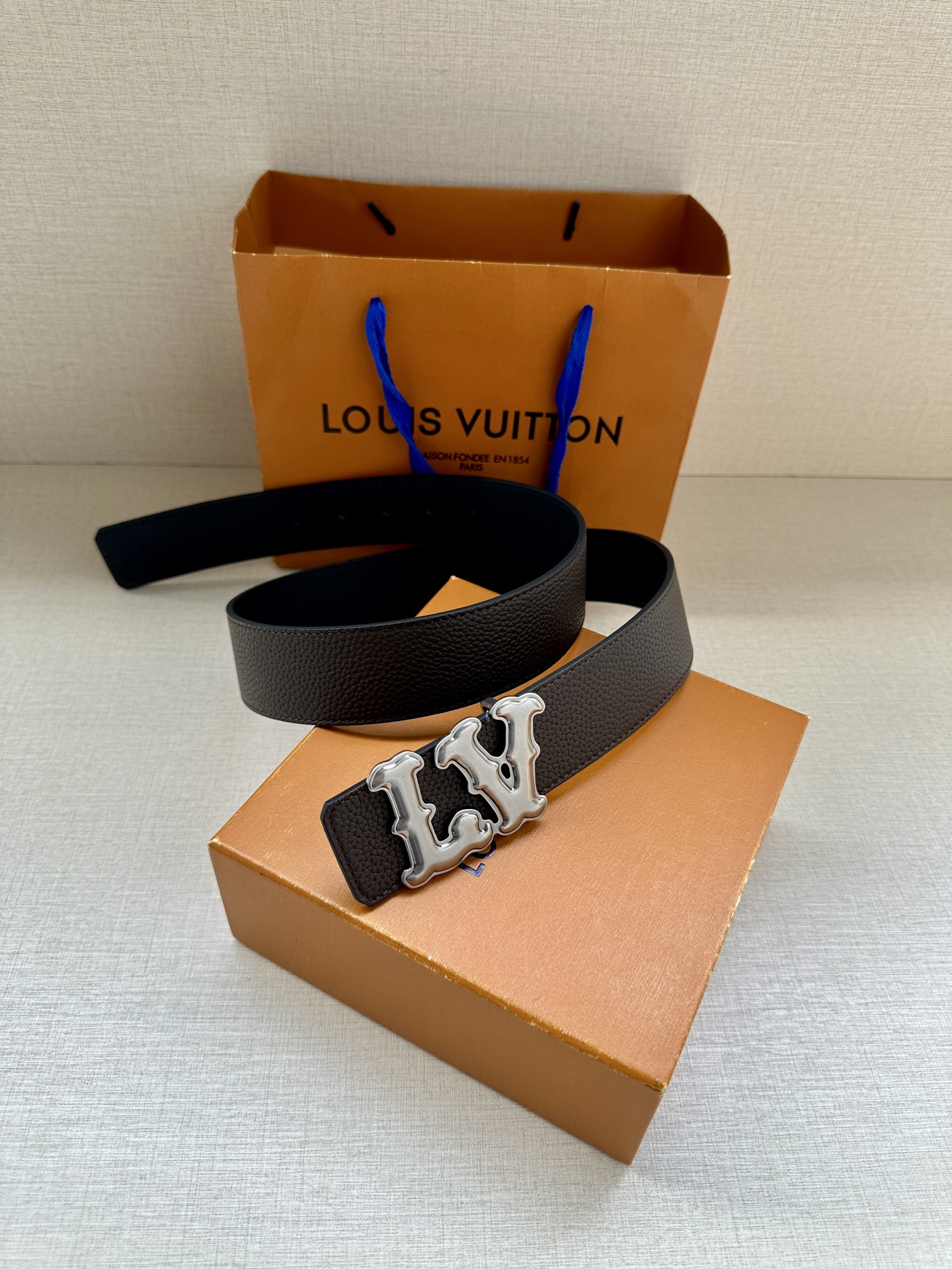 Louis Vuitton 4.0cm宽版皮带 荔枝纹双面可选。古金经典LV扣头 古白标志性设计，尽显大