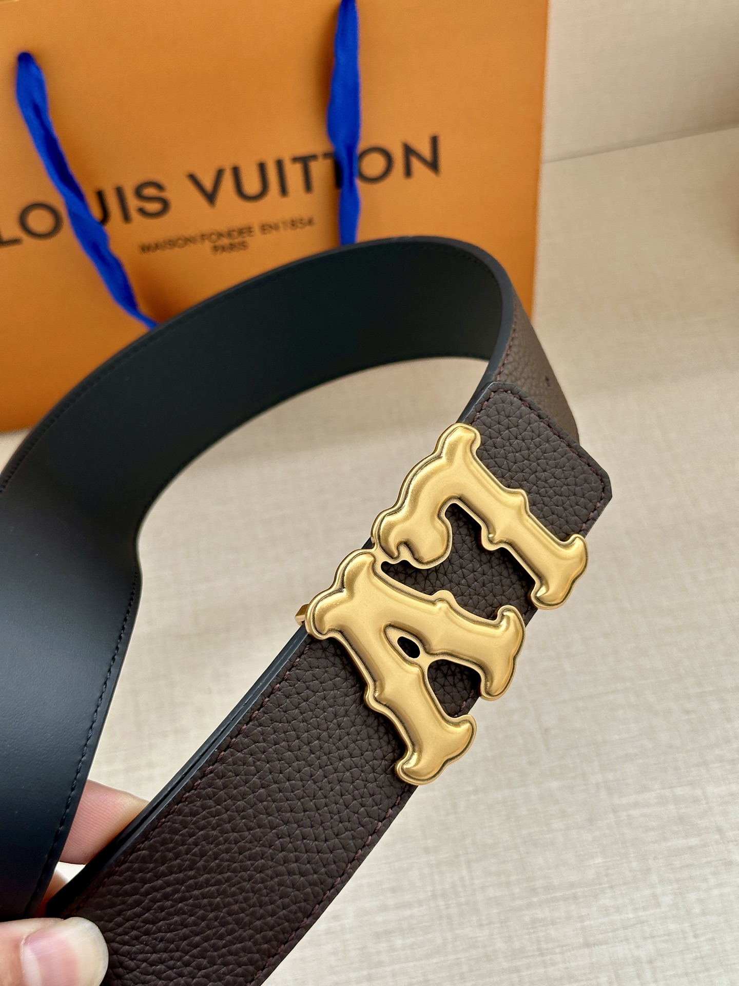 Louis Vuitton 4.0cm宽版皮带 荔枝纹双面可选。古金经典LV扣头 古白标志性设计，尽显大