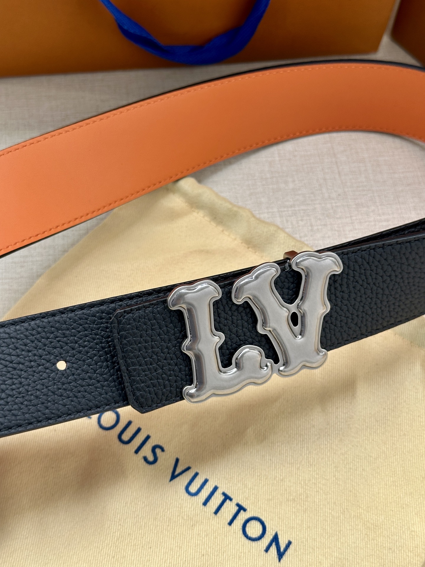 Louis Vuitton 4.0cm宽版皮带 荔枝纹双面可选。古金经典LV扣头 古白标志性设计，尽显大