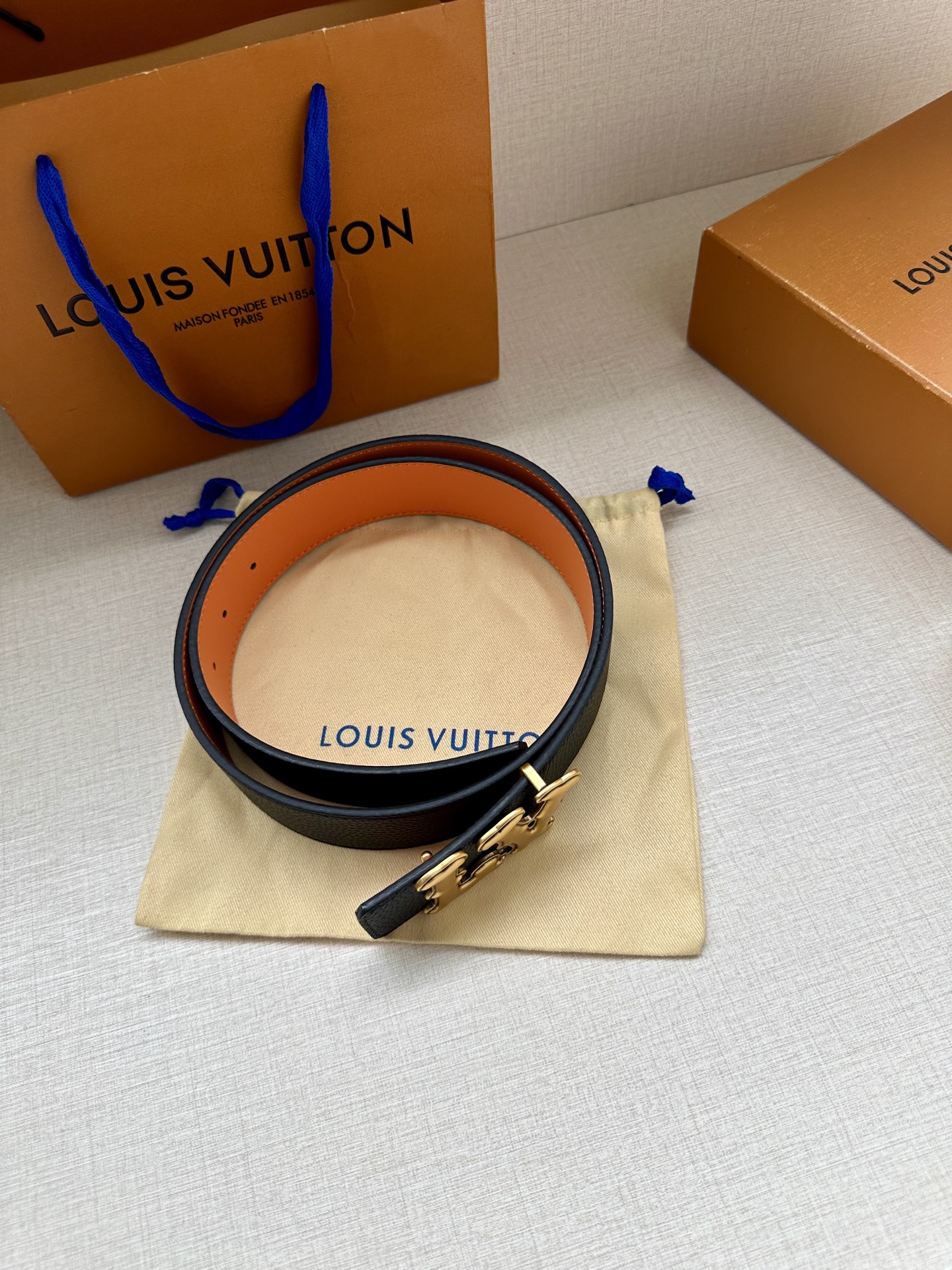Louis Vuitton 4.0cm宽版皮带 荔枝纹双面可选。古金经典LV扣头 古白标志性设计，尽显大
