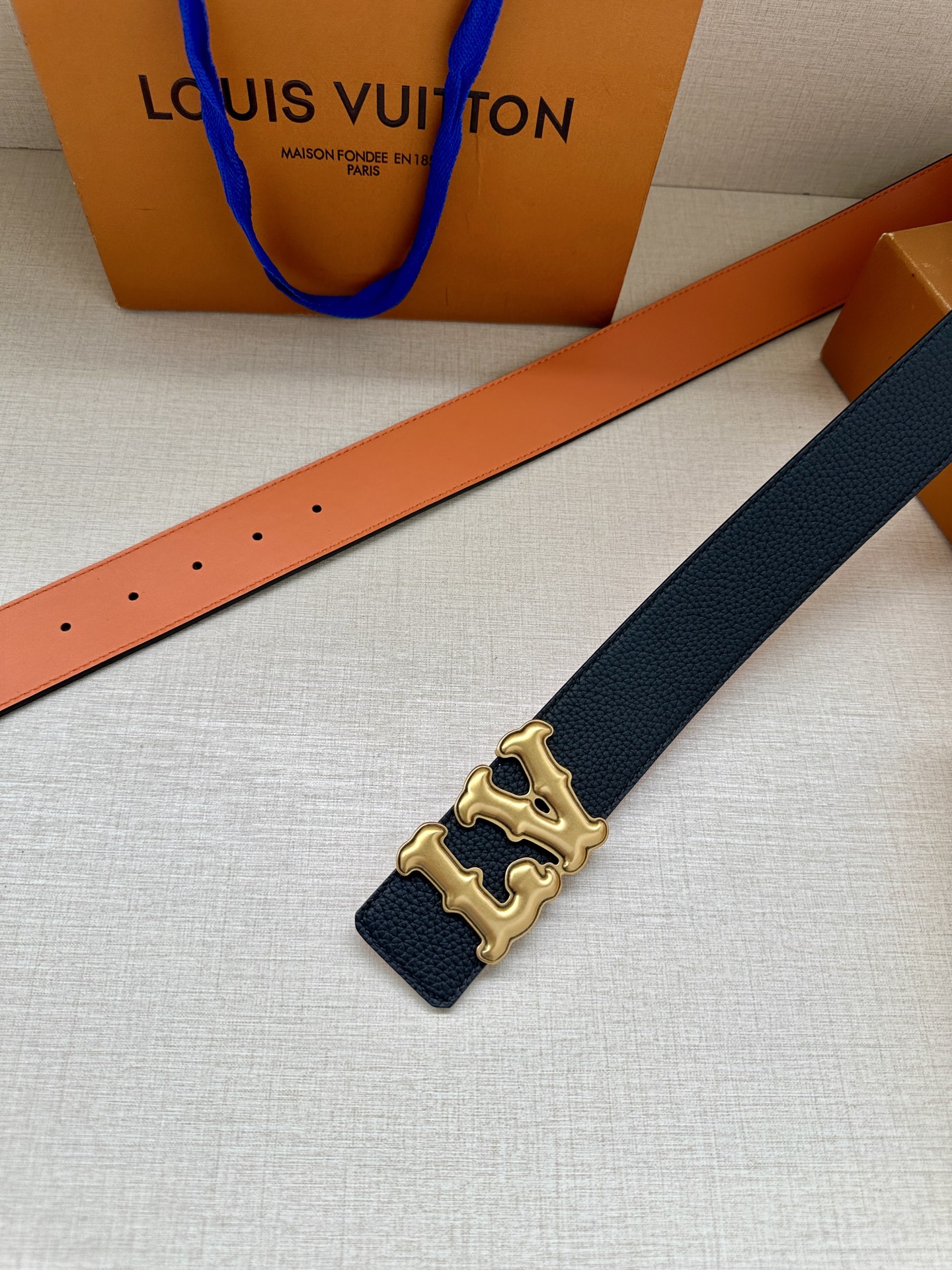 Louis Vuitton 4.0cm宽版皮带 荔枝纹双面可选。古金经典LV扣头 古白标志性设计，尽显大