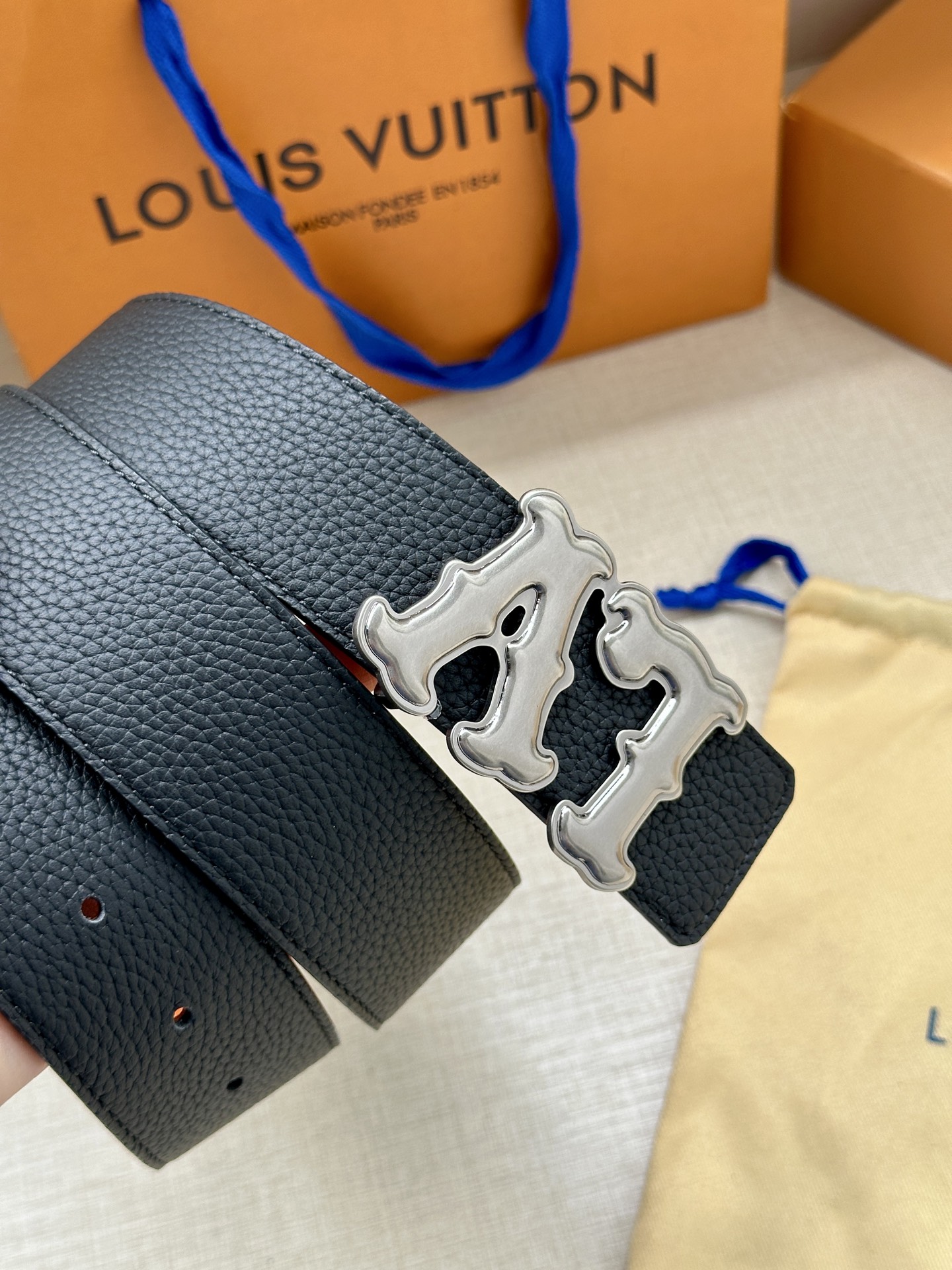 Louis Vuitton 4.0cm宽版皮带 荔枝纹双面可选。古金经典LV扣头 古白标志性设计，尽显大