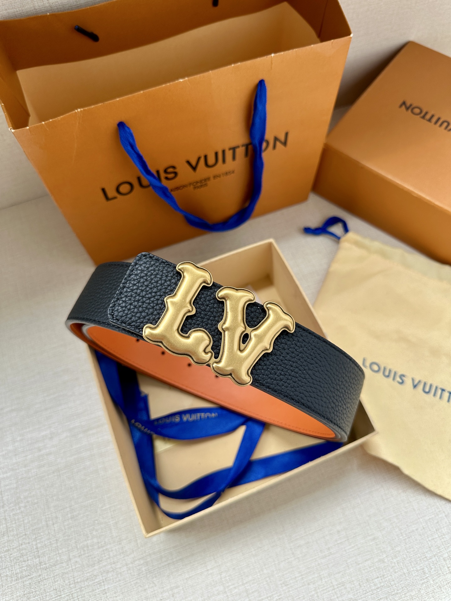 Louis Vuitton 4.0cm宽版皮带 荔枝纹双面可选。古金经典LV扣头 古白标志性设计，尽显大