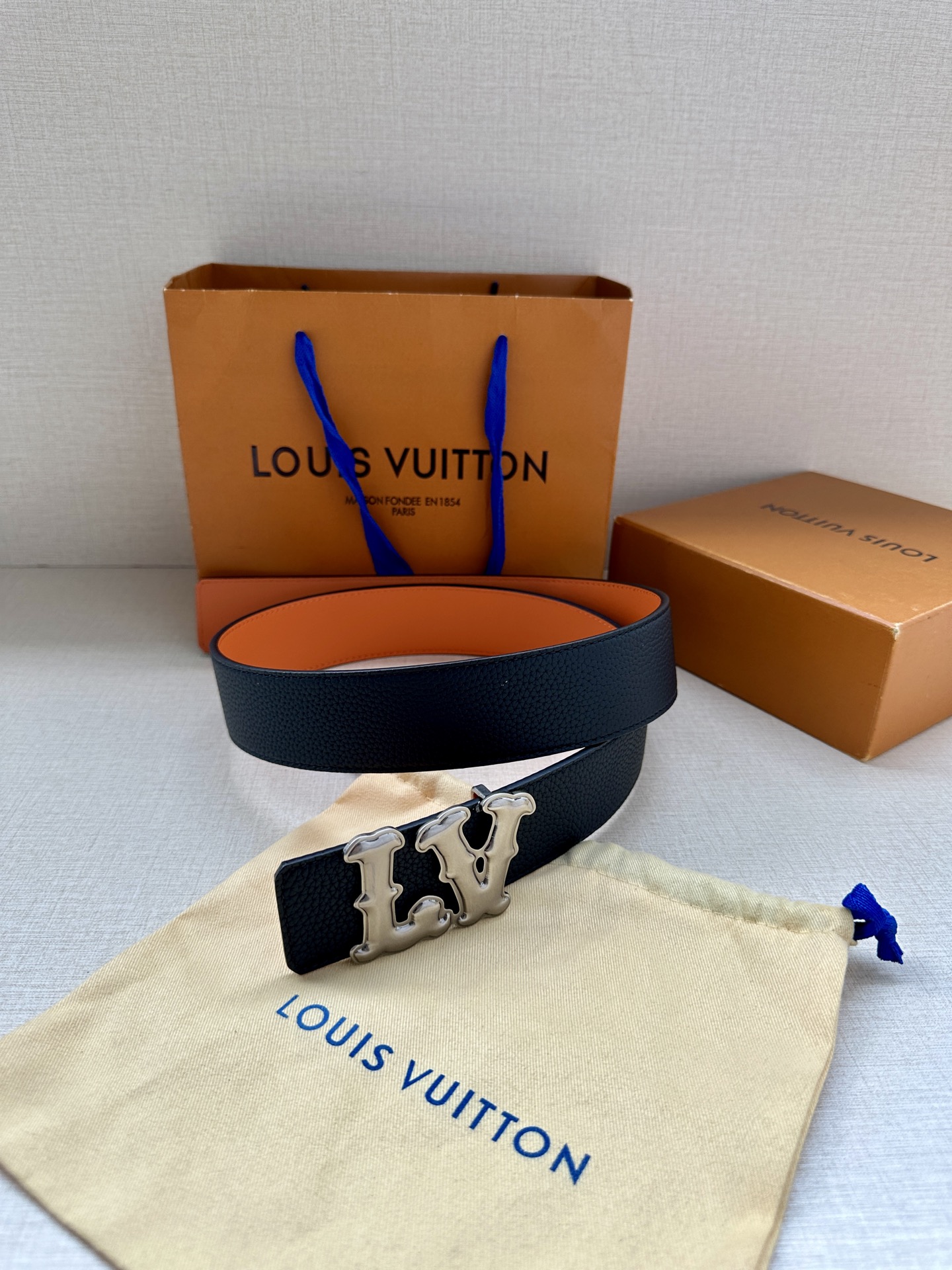 Louis Vuitton 4.0cm宽版皮带 荔枝纹双面可选。古金经典LV扣头 古白标志性设计，尽显大