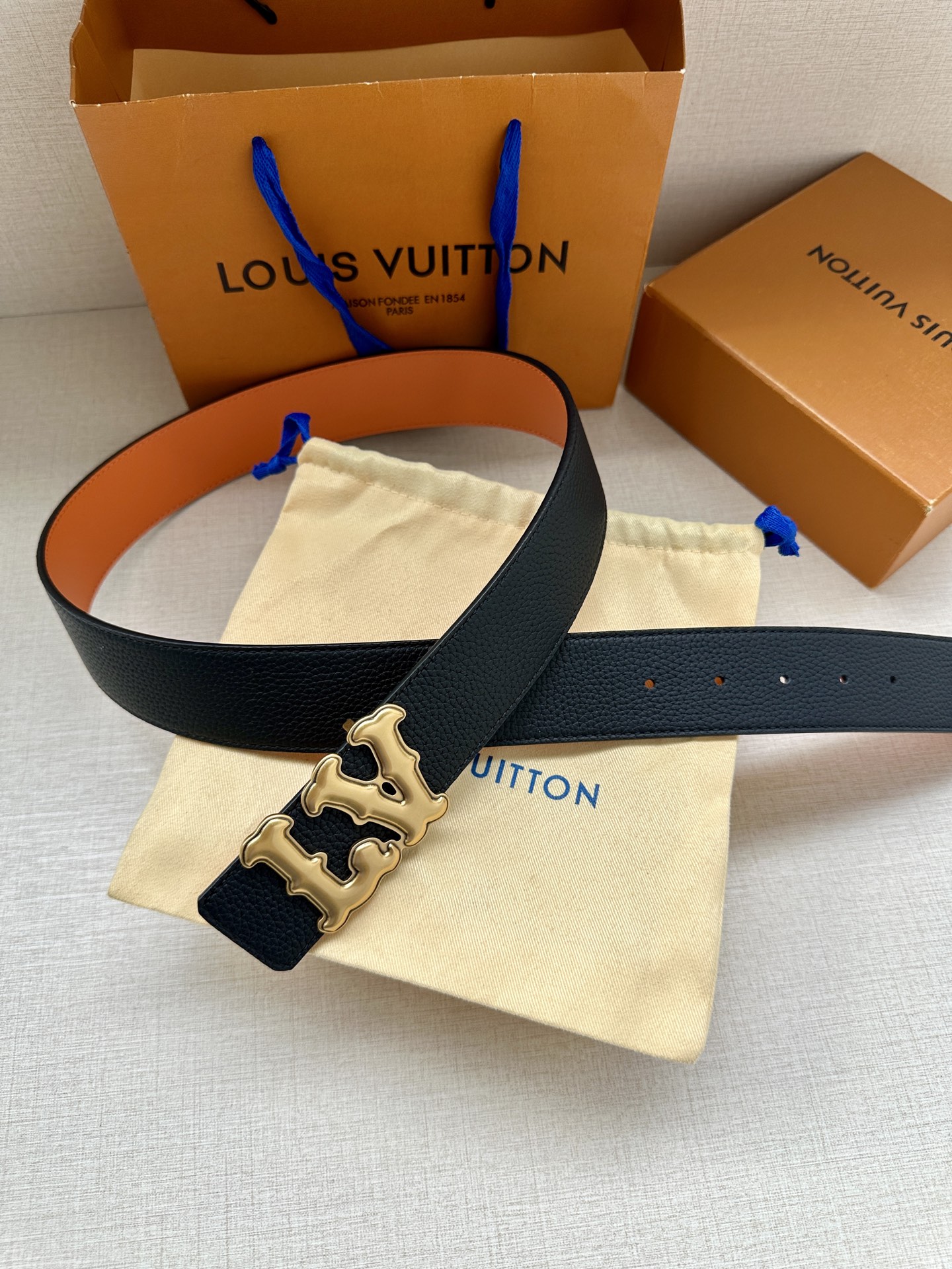 Louis Vuitton 4.0cm宽版皮带 荔枝纹双面可选。古金经典LV扣头 古白标志性设计，尽显大