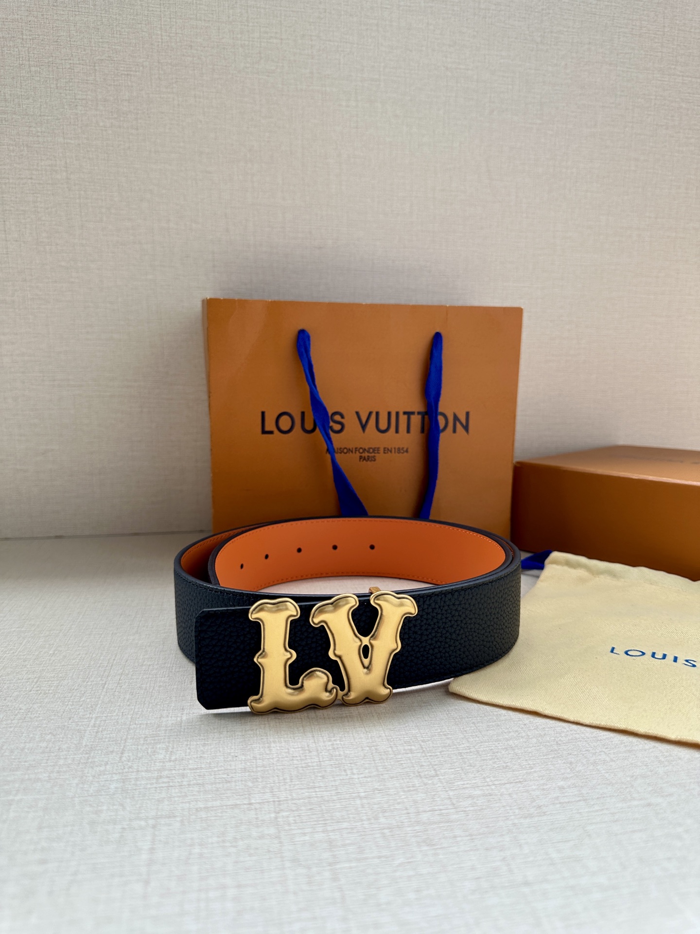 Louis Vuitton 4.0cm宽版皮带 荔枝纹双面可选。古金经典LV扣头 古白标志性设计，尽显大