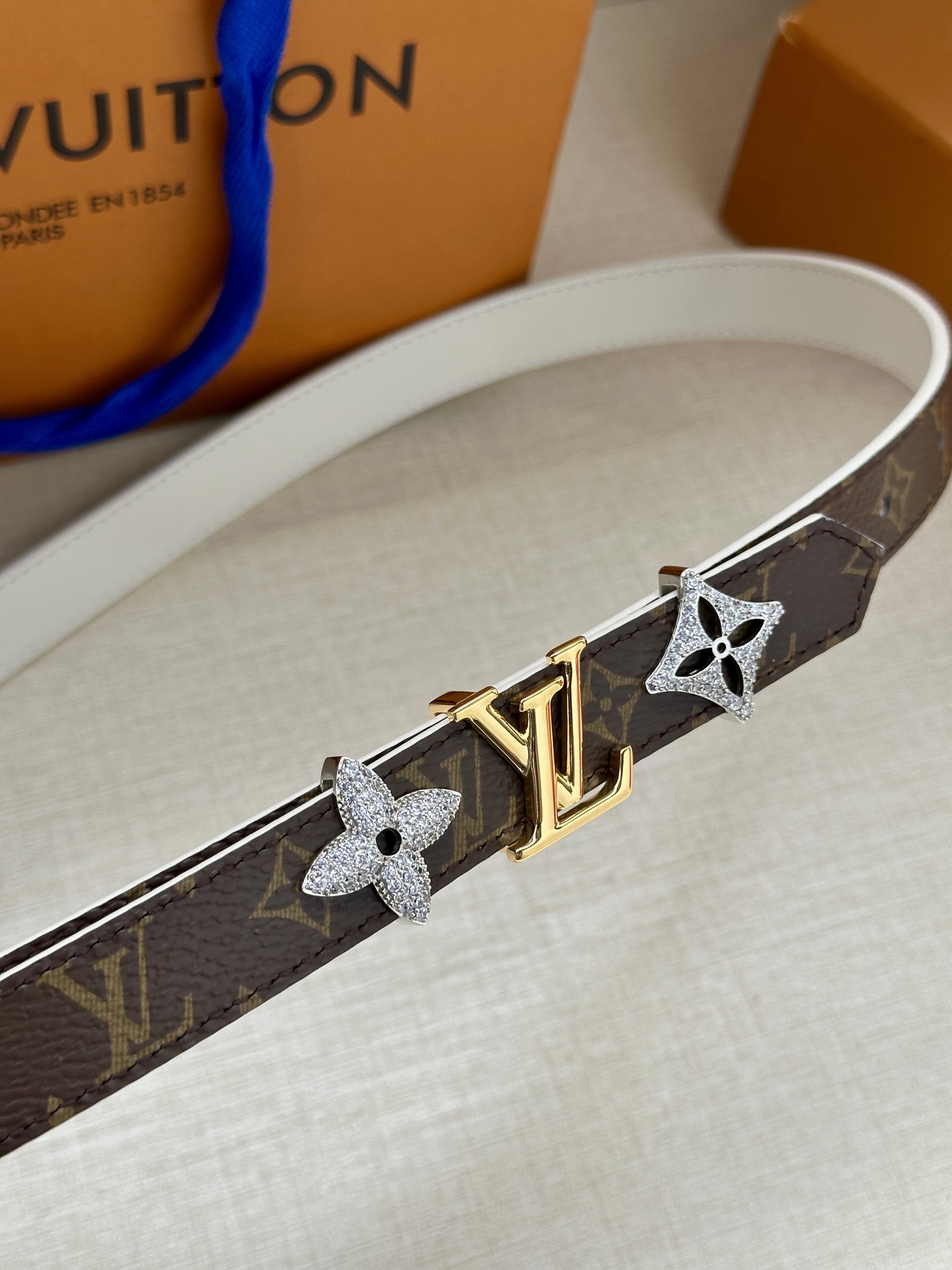 LOUIS VUITTON 2.0窄版皮带，经典Monogram皮革 中央金色LV标志两侧镶嵌施华洛世奇