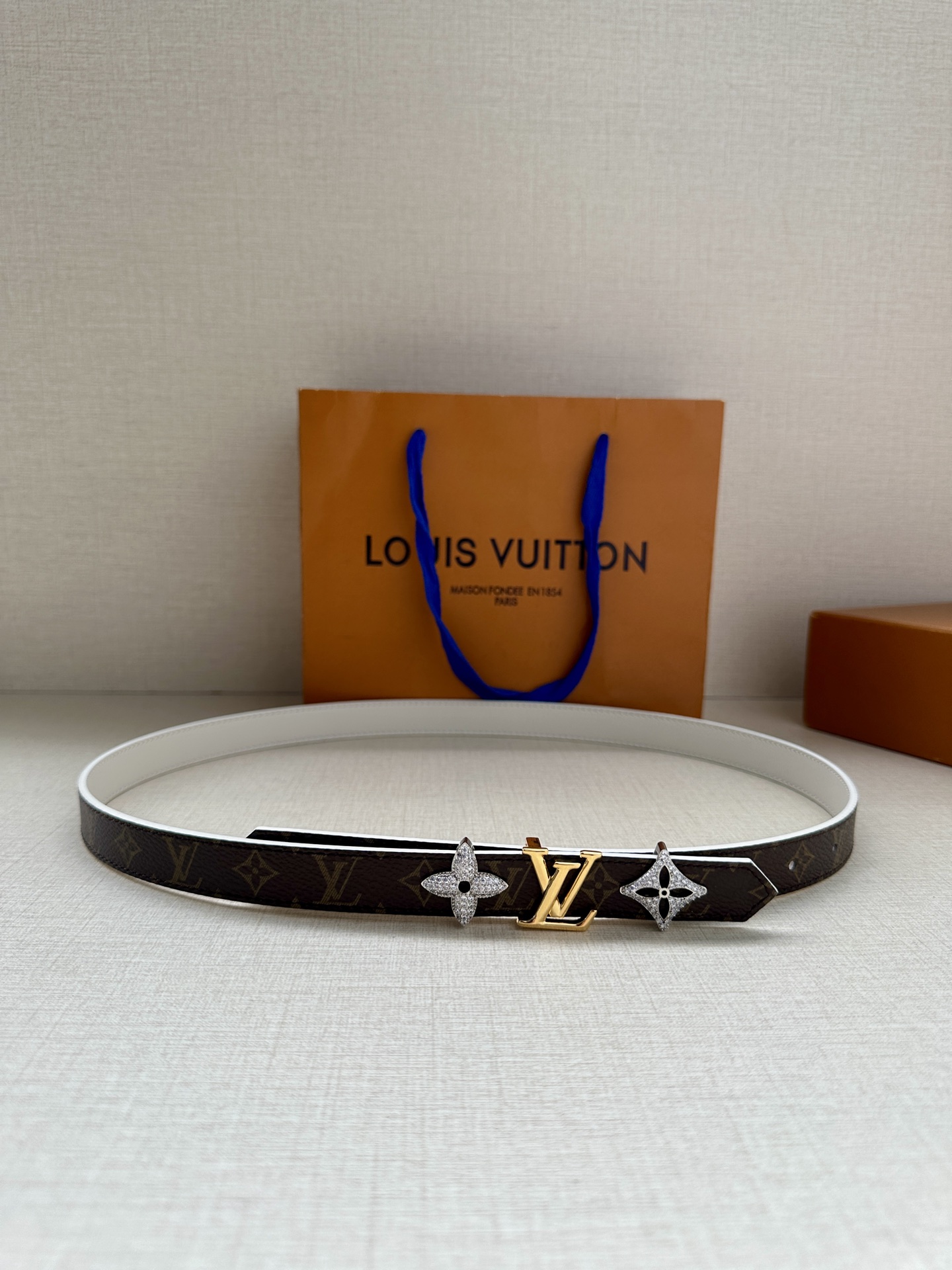 LOUIS VUITTON 2.0窄版皮带，经典Monogram皮革 中央金色LV标志两侧镶嵌施华洛世奇