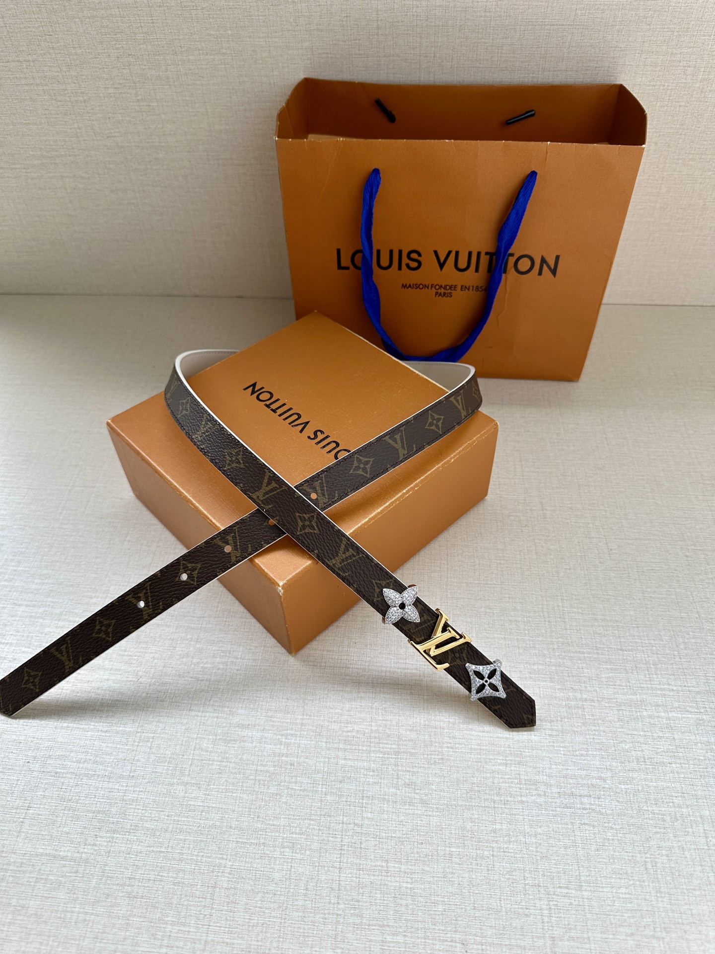LOUIS VUITTON 2.0窄版皮带，经典Monogram皮革 中央金色LV标志两侧镶嵌施华洛世奇