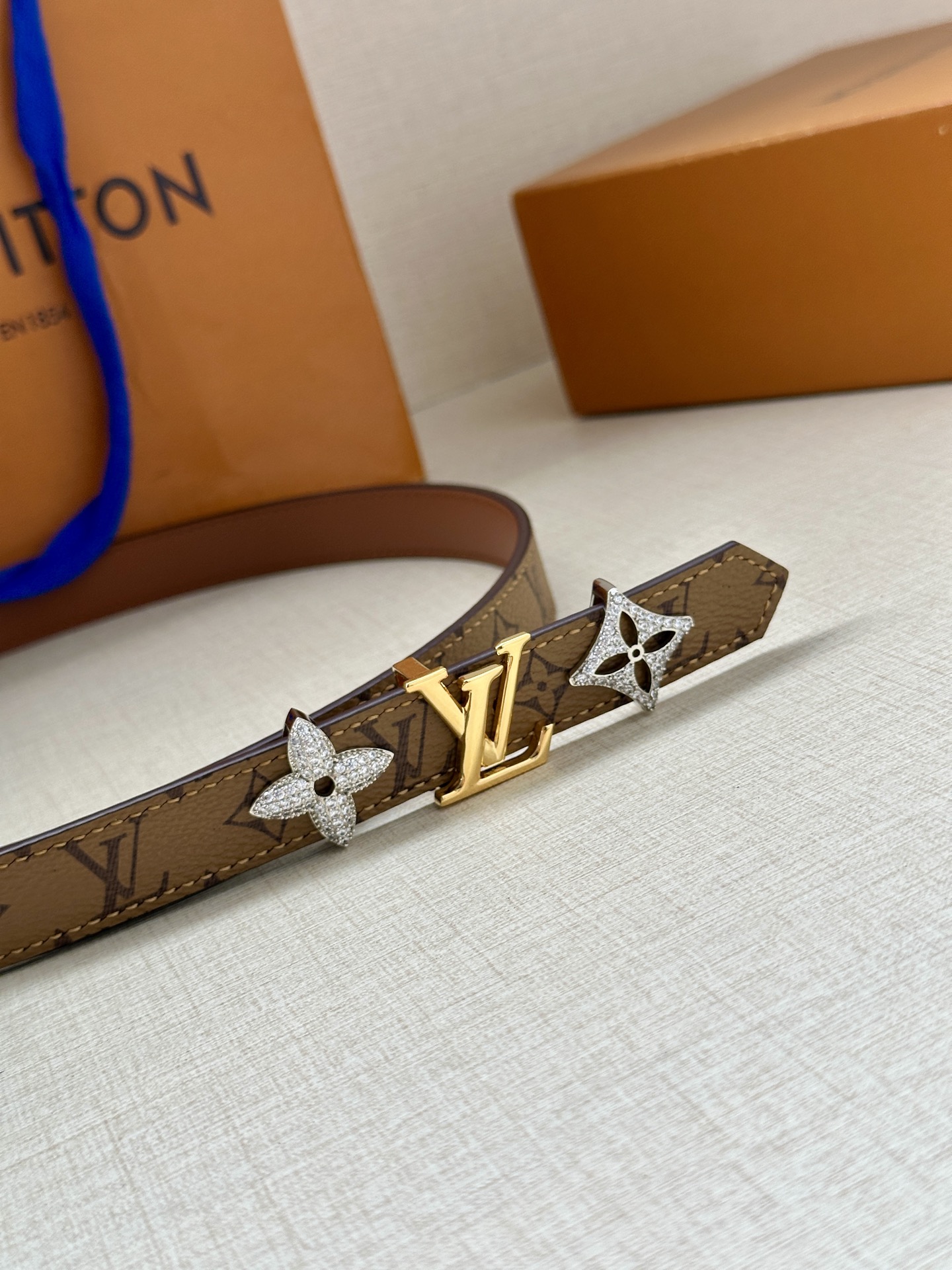 LOUIS VUITTON 2.0窄版皮带，经典Monogram皮革 中央金色LV标志两侧镶嵌施华洛世奇